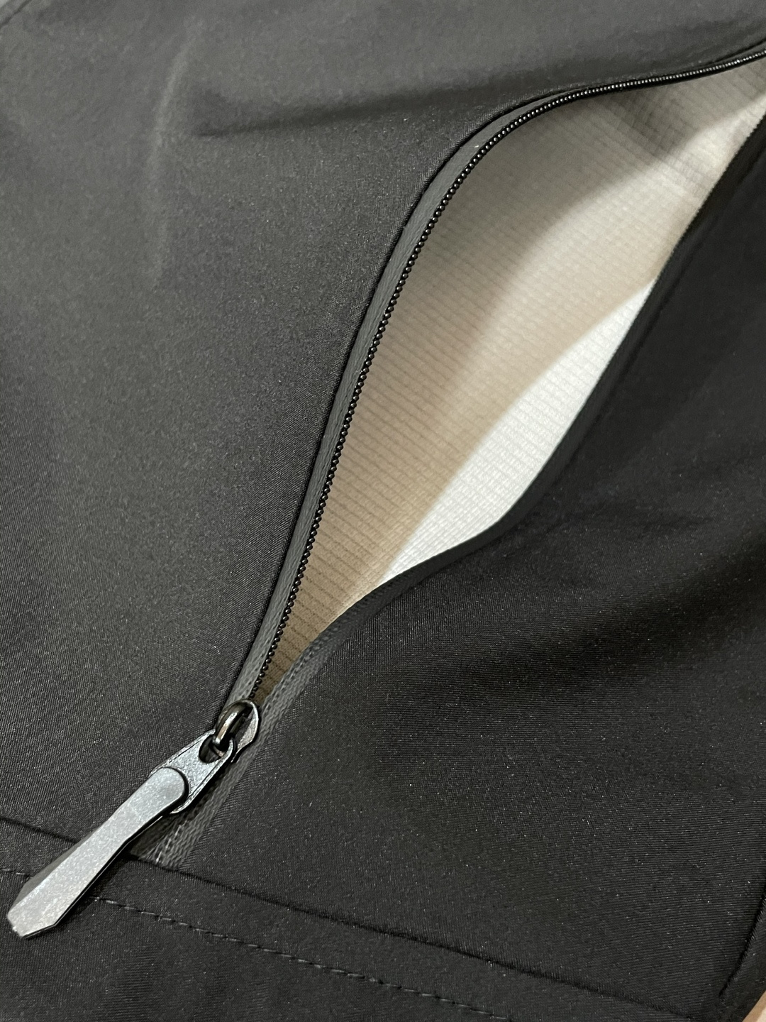 Arcteryx/始祖鸟 2025春秋新款软壳连帽夹克冲锋衣外套这款GAMMALT夹克采用轻薄耐磨的WE