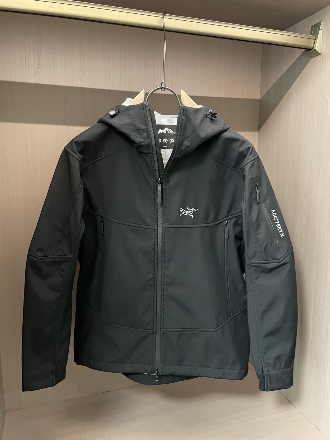 Arcteryx/始祖鸟 2025春秋新款软壳连帽夹克冲锋衣外套这款GAMMALT夹克采用轻薄耐磨的WE