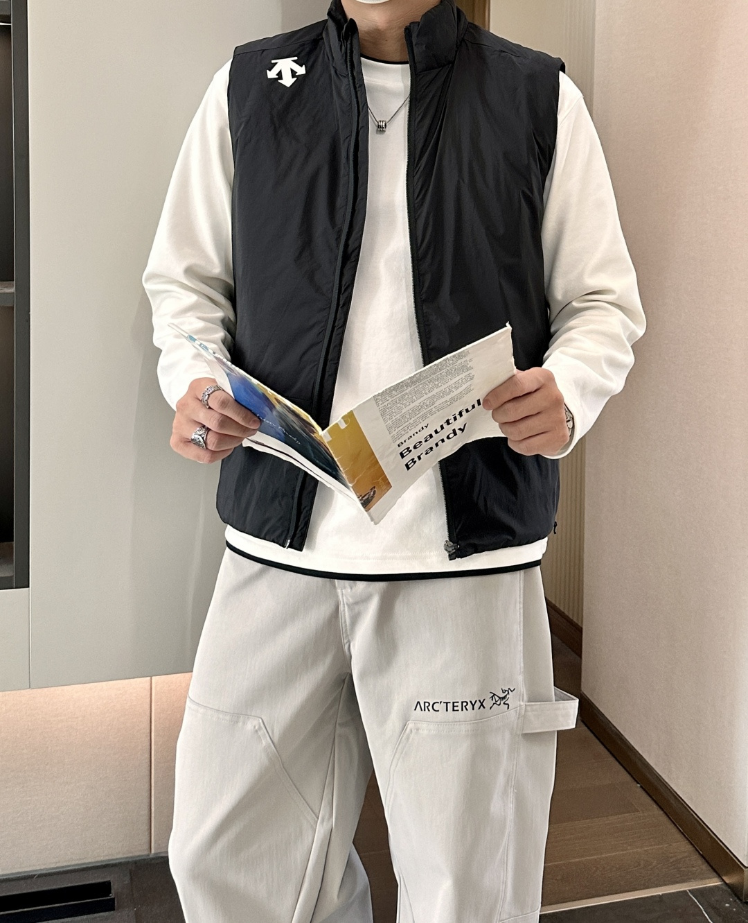 NO:573797,Descente Cotton Vest 2025 New Men's Casual Customized Stand-up Collar Vest Filled with down cotton, simple and capable, fashionable and not cumbersome, full of vitality. The most popular zipper design, customized skin-friendly fabric, full of luxury. Slim tailoring reflects our perfect body shape, which can be easily controlled regardless of whether we are fat or thin. Super versatile style, not picky, suitable for different age groups. High street practical style, with sharp tools Size m-xxxl,, down jacket, alexander  wang19860909迪桑特棉马甲 2025新款男士休闲定制立领马甲 内填充羽绒棉 简约干练 时髦不累赘 活力满满.最流行的拉链设计 定制亲肤面料 奢华感十足.修身的剪裁体现出我们完美的体型无论胖瘦都可以轻松驾驭.超百搭款式,不挑身材的款,适合不同年龄段穿着.高街实穿款,搭配利器 尺码m-xxxl,,down jacket,alexander wang,Men's clothing