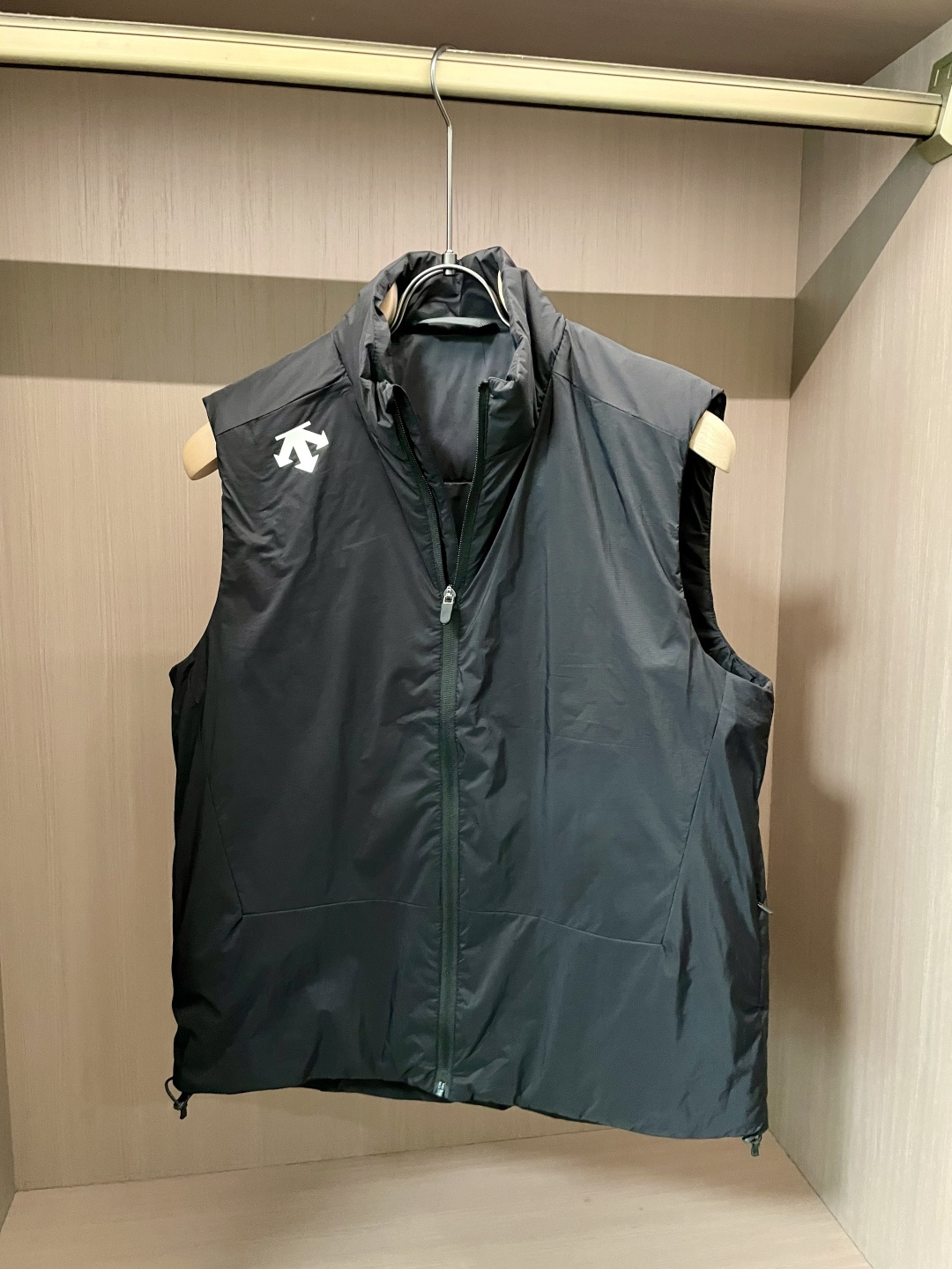 迪桑特棉马甲 2025新款男士休闲定制立领马甲 内填充羽绒棉 简约干练 时髦不累赘 活力满满。最流行的拉