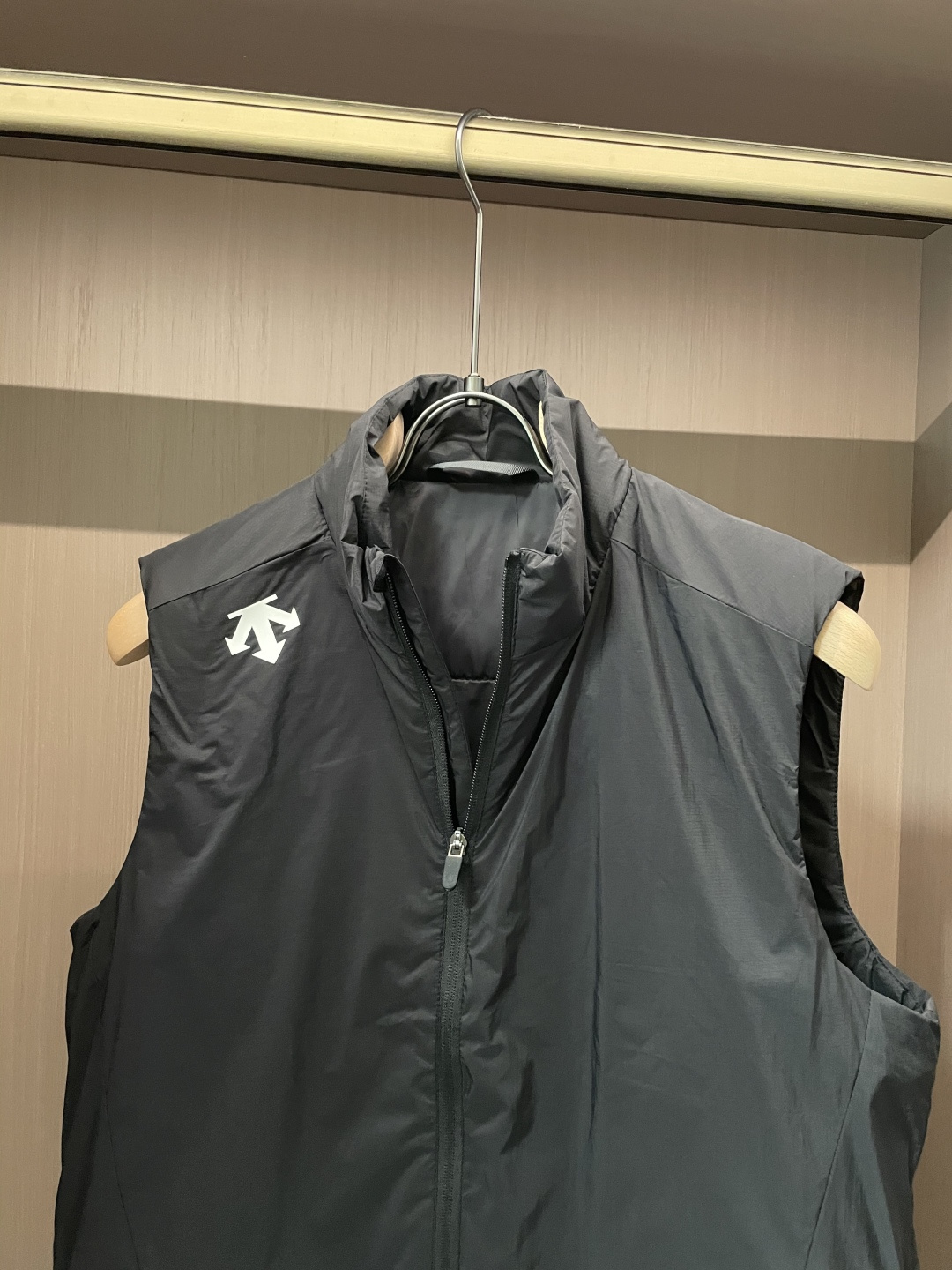 迪桑特棉马甲 2025新款男士休闲定制立领马甲 内填充羽绒棉 简约干练 时髦不累赘 活力满满。最流行的拉