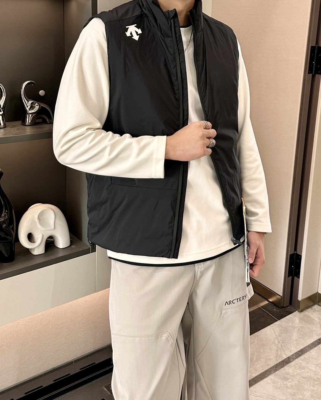 迪桑特棉马甲 2025新款男士休闲定制立领马甲 内填充羽绒棉 简约干练 时髦不累赘 活力满满。最流行的拉