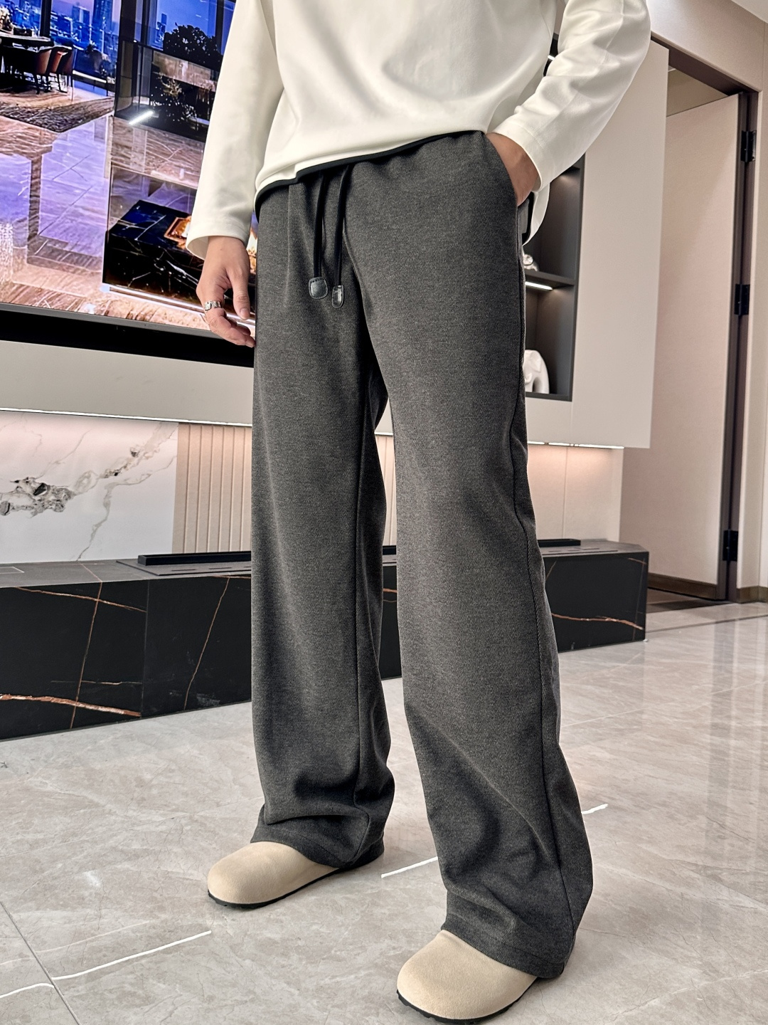 NO:573800,Loewe's latest casual pants for autumn and winter 2025 are a must-have for fashionistas. They have a great shape and can well repair various leg shapes. They are very personalized!  Soft and sweat-wicking, extremely comfortable. The waistband of the trouser legs is customized with elastic elastic bands and original accessories details. The upper body is sporty, casual and fashionable, a must-have for leisure and travel. Sizes s-xxl, loewe, alexander wang19860909Loewe 2025秋冬最新休闲裤 潮人必备 版型超赞,能很好的修复各种腿型,非常个性！柔软排汗,舒适度极高.裤腿腰部订制松紧橡筋、原版辅料细节.上身运动休闲时尚,出街休闲、外出旅游必备. 尺码s-xxl,,loewe,alexander wang,Men's clothing