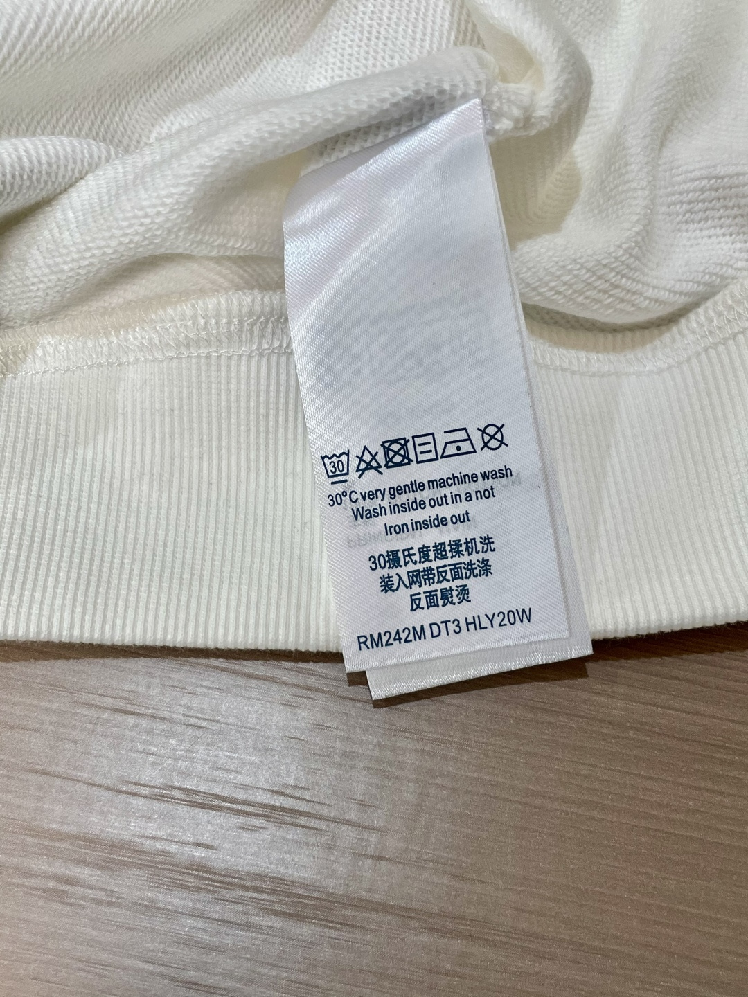 Lv/秋冬新品 定制顶级卫衣棉,面料特别有质感,重工刺绣!冬季必备单品,保暖性好。男女通穿,细节到位,版型超赞,上身效 Lv/秋冬新品 定制顶级卫衣棉,面料特别有质感,重工刺绣!冬季必备单品,保暖性好。男女通穿,细节到位,版型超赞,上身效