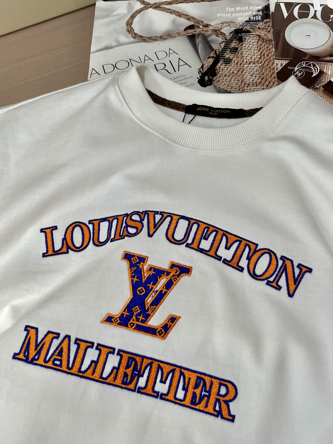 Lv/秋冬新品 定制顶级卫衣棉,面料特别有质感,重工刺绣!冬季必备单品,保暖性好。男女通穿,细节到位,版型超赞,上身效 Lv/秋冬新品 定制顶级卫衣棉,面料特别有质感,重工刺绣!冬季必备单品,保暖性好。男女通穿,细节到位,版型超赞,上身效
