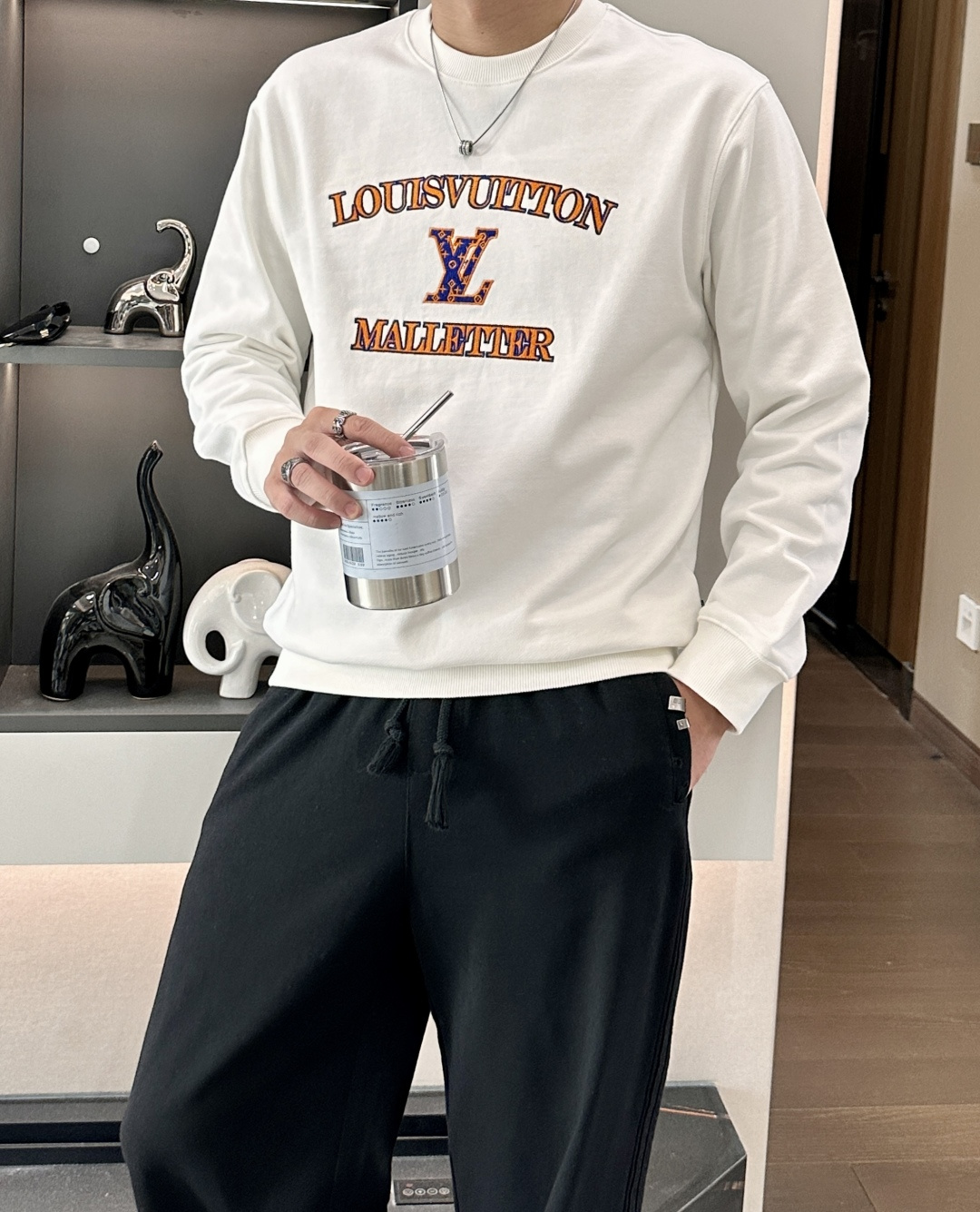 Lv/秋冬新品 定制顶级卫衣棉,面料特别有质感,重工刺绣!冬季必备单品,保暖性好。男女通穿,细节到位,版型超赞,上身效 Lv/秋冬新品 定制顶级卫衣棉,面料特别有质感,重工刺绣!冬季必备单品,保暖性好。男女通穿,细节到位,版型超赞,上身效