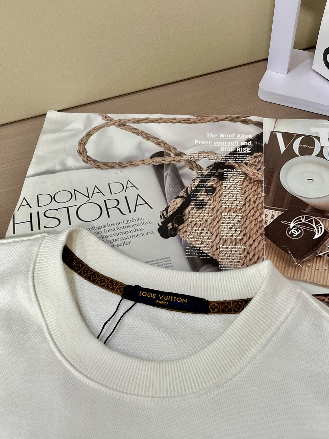 Lv/秋冬新品 定制顶级卫衣棉,面料特别有质感,重工刺绣!冬季必备单品,保暖性好。男女通穿,细节到位,版型超赞,上身效 Lv/秋冬新品 定制顶级卫衣棉,面料特别有质感,重工刺绣!冬季必备单品,保暖性好。男女通穿,细节到位,版型超赞,上身效
