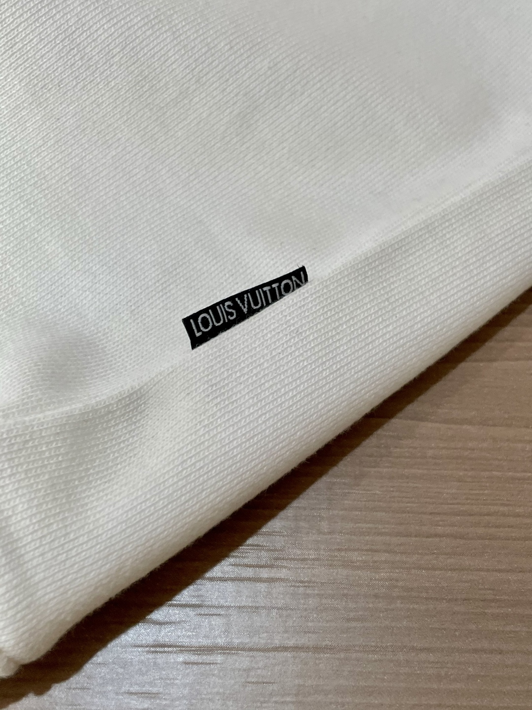 Lv/秋冬新品 定制顶级卫衣棉,面料特别有质感,重工刺绣!冬季必备单品,保暖性好。男女通穿,细节到位,版型超赞,上身效 Lv/秋冬新品 定制顶级卫衣棉,面料特别有质感,重工刺绣!冬季必备单品,保暖性好。男女通穿,细节到位,版型超赞,上身效