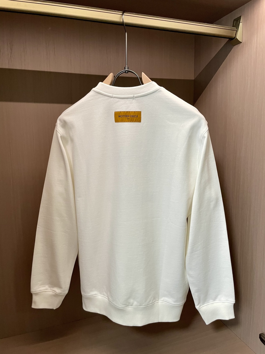 Lv/秋冬新品 定制顶级卫衣棉,面料特别有质感,重工刺绣!冬季必备单品,保暖性好。男女通穿,细节到位,版型超赞,上身效 Lv/秋冬新品 定制顶级卫衣棉,面料特别有质感,重工刺绣!冬季必备单品,保暖性好。男女通穿,细节到位,版型超赞,上身效