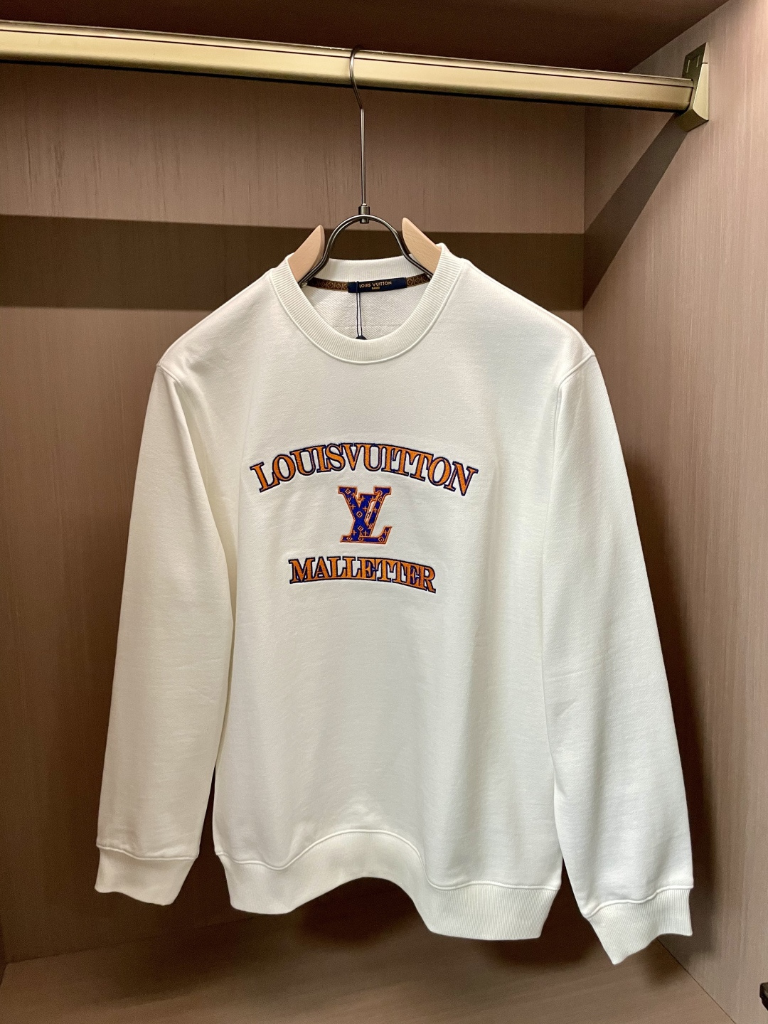 Lv/秋冬新品 定制顶级卫衣棉,面料特别有质感,重工刺绣!冬季必备单品,保暖性好。男女通穿,细节到位,版型超赞,上身效 Lv/秋冬新品 定制顶级卫衣棉,面料特别有质感,重工刺绣!冬季必备单品,保暖性好。男女通穿,细节到位,版型超赞,上身效