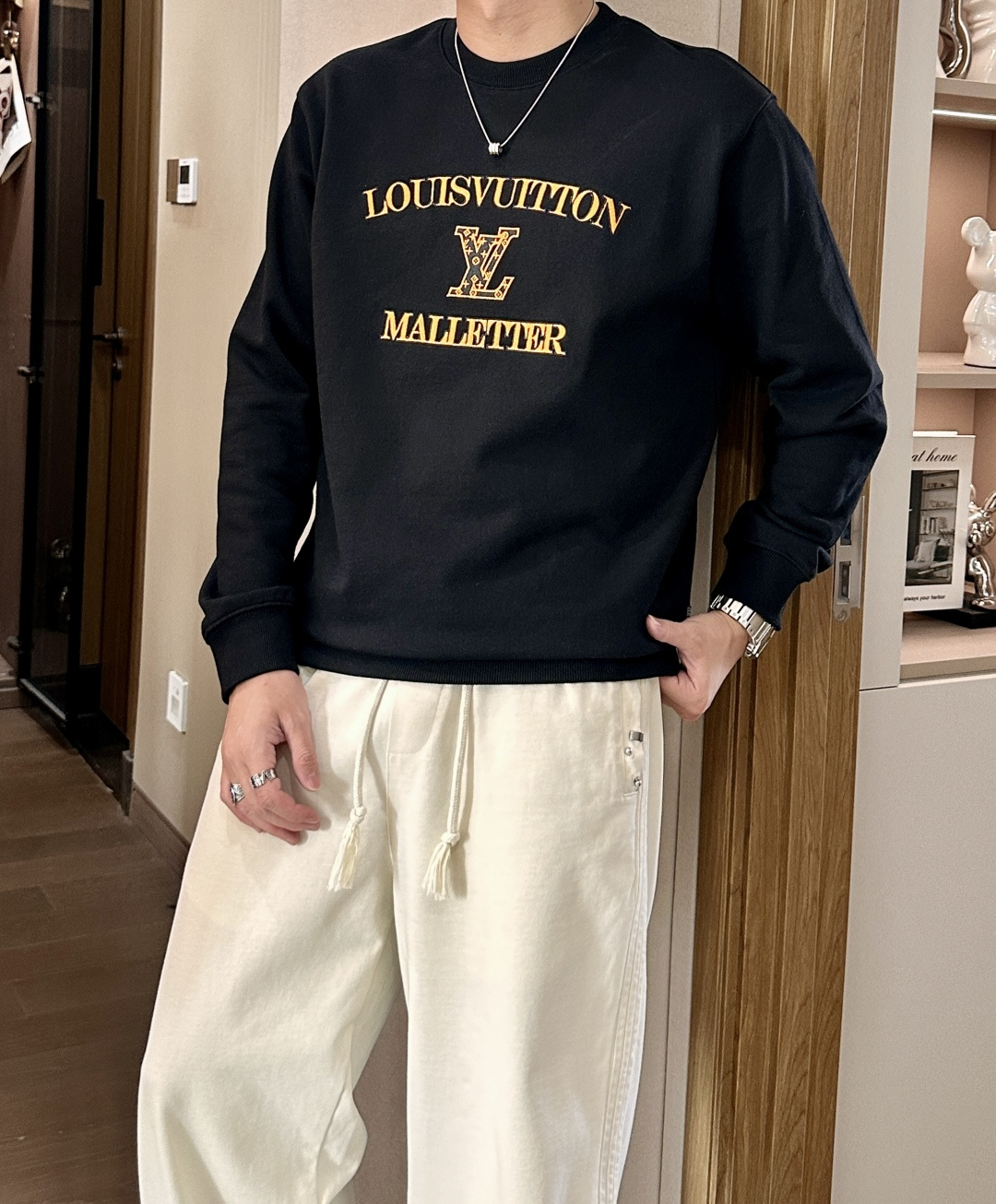Lv/秋冬新品 定制顶级卫衣棉,面料特别有质感,重工刺绣!冬季必备单品,保暖性好。男女通穿,细节到位,版型超赞,上身效 Lv/秋冬新品 定制顶级卫衣棉,面料特别有质感,重工刺绣!冬季必备单品,保暖性好。男女通穿,细节到位,版型超赞,上身效