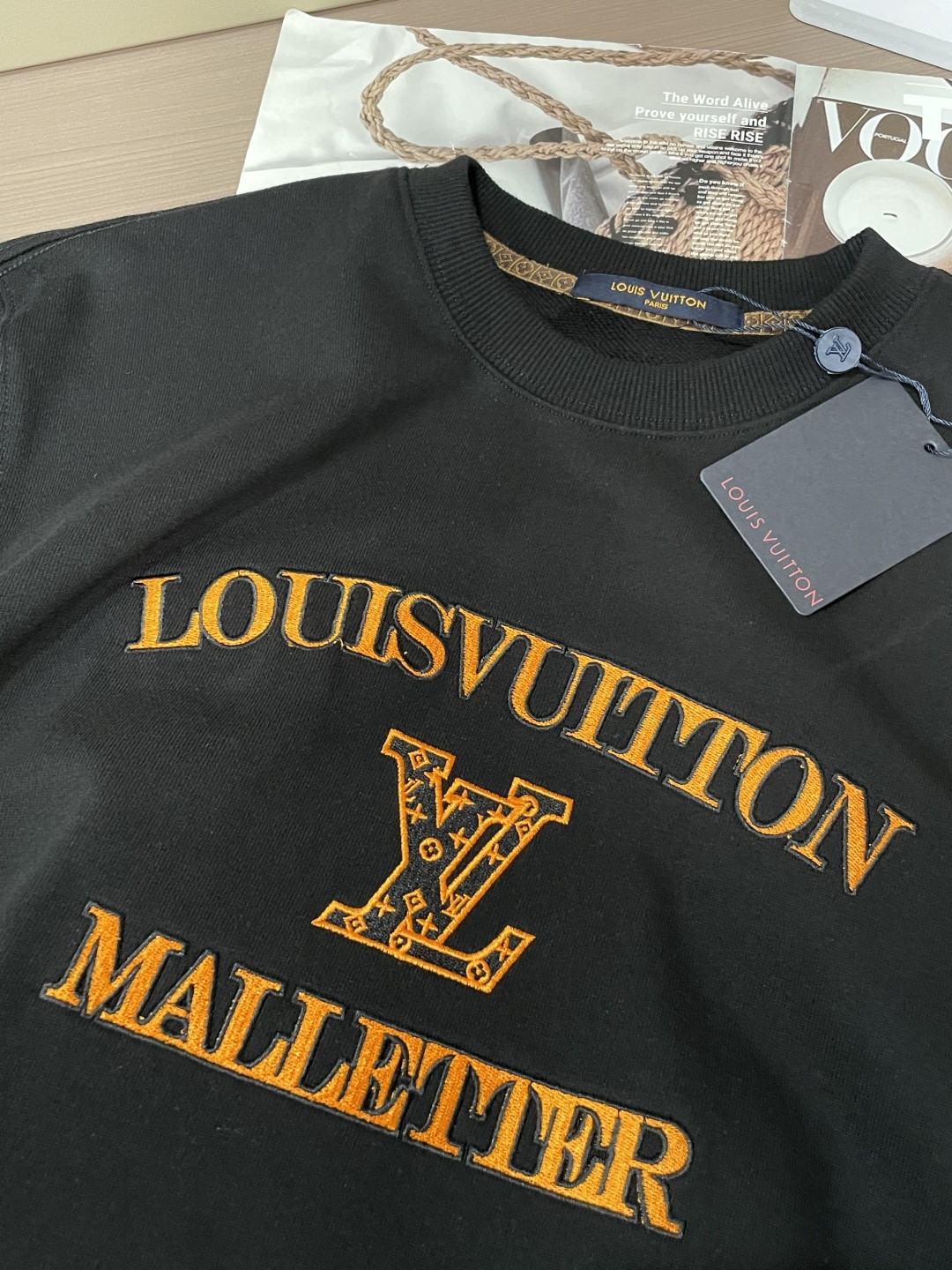 Lv/秋冬新品 定制顶级卫衣棉,面料特别有质感,重工刺绣!冬季必备单品,保暖性好。男女通穿,细节到位,版型超赞,上身效 Lv/秋冬新品 定制顶级卫衣棉,面料特别有质感,重工刺绣!冬季必备单品,保暖性好。男女通穿,细节到位,版型超赞,上身效