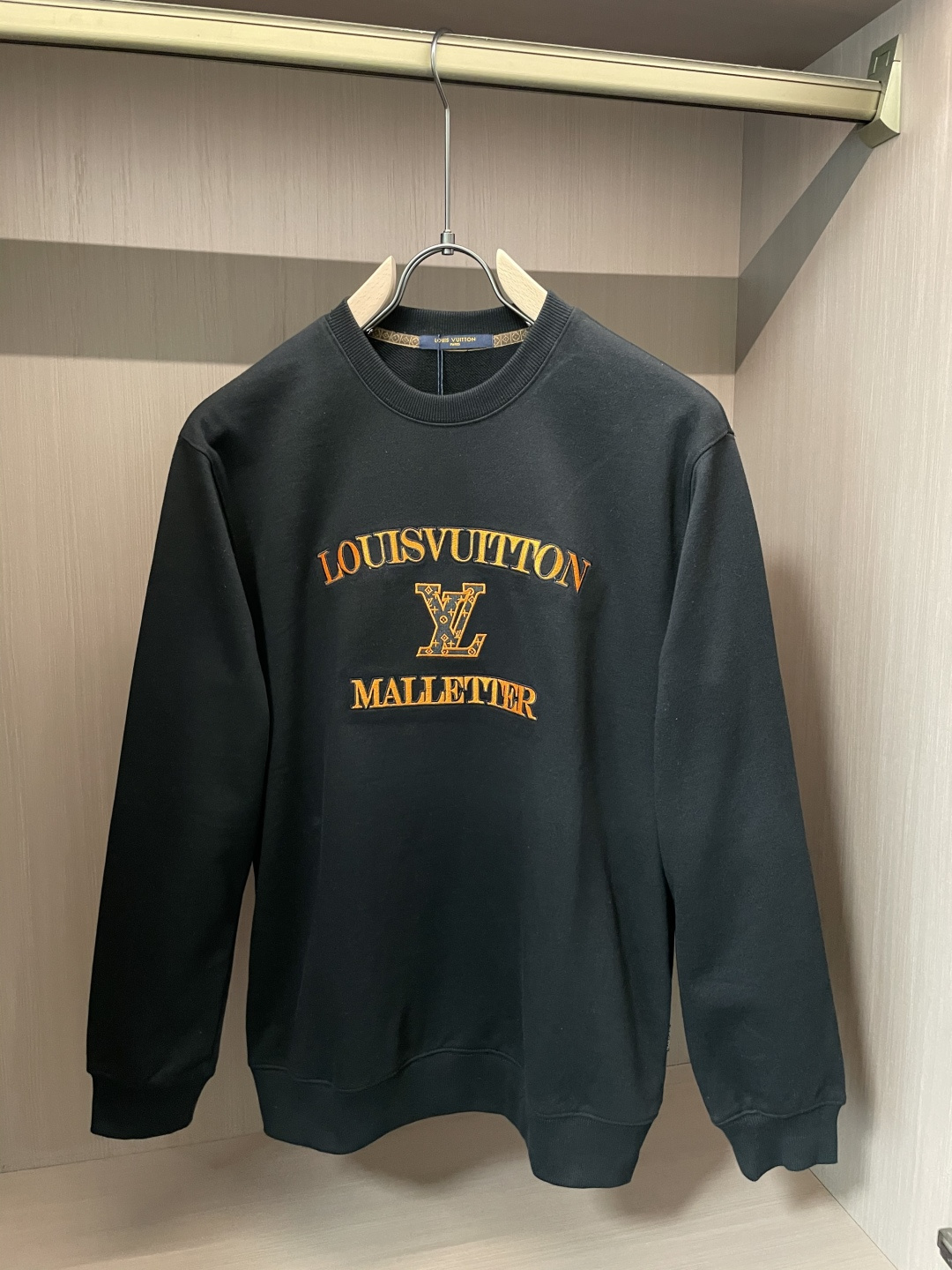 Lv/秋冬新品 定制顶级卫衣棉,面料特别有质感,重工刺绣!冬季必备单品,保暖性好。男女通穿,细节到位,版型超赞,上身效 Lv/秋冬新品 定制顶级卫衣棉,面料特别有质感,重工刺绣!冬季必备单品,保暖性好。男女通穿,细节到位,版型超赞,上身效