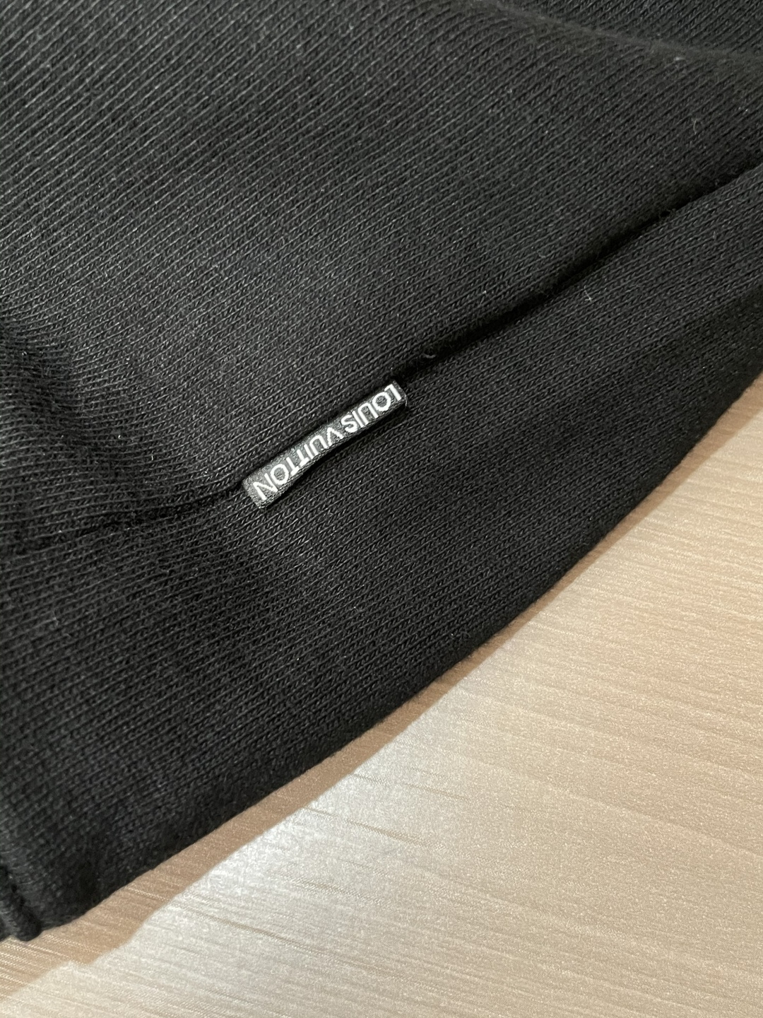 Lv/秋冬新品 定制顶级卫衣棉,面料特别有质感,重工刺绣!冬季必备单品,保暖性好。男女通穿,细节到位,版型超赞,上身效 Lv/秋冬新品 定制顶级卫衣棉,面料特别有质感,重工刺绣!冬季必备单品,保暖性好。男女通穿,细节到位,版型超赞,上身效