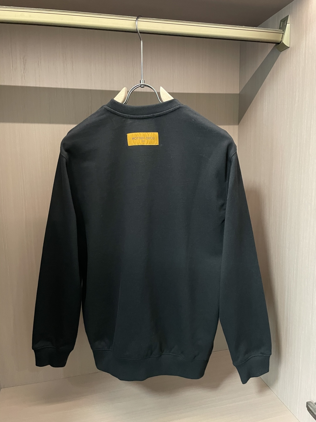 Lv/秋冬新品 定制顶级卫衣棉,面料特别有质感,重工刺绣!冬季必备单品,保暖性好。男女通穿,细节到位,版型超赞,上身效 Lv/秋冬新品 定制顶级卫衣棉,面料特别有质感,重工刺绣!冬季必备单品,保暖性好。男女通穿,细节到位,版型超赞,上身效