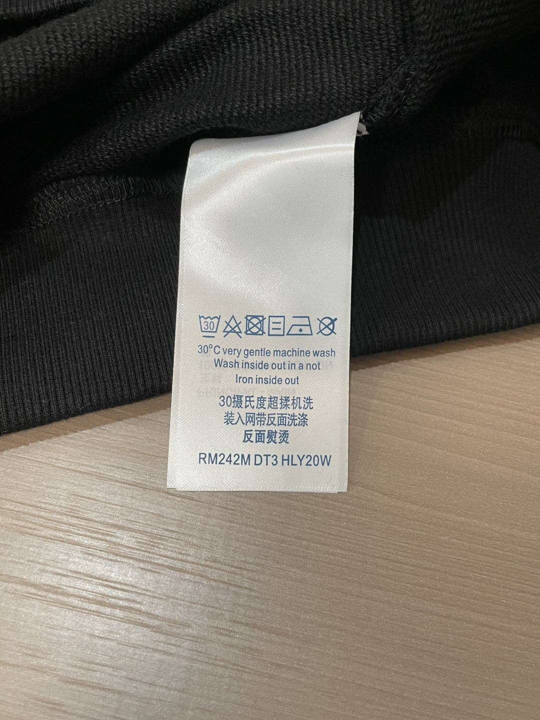 Lv/秋冬新品 定制顶级卫衣棉,面料特别有质感,重工刺绣!冬季必备单品,保暖性好。男女通穿,细节到位,版型超赞,上身效 Lv/秋冬新品 定制顶级卫衣棉,面料特别有质感,重工刺绣!冬季必备单品,保暖性好。男女通穿,细节到位,版型超赞,上身效