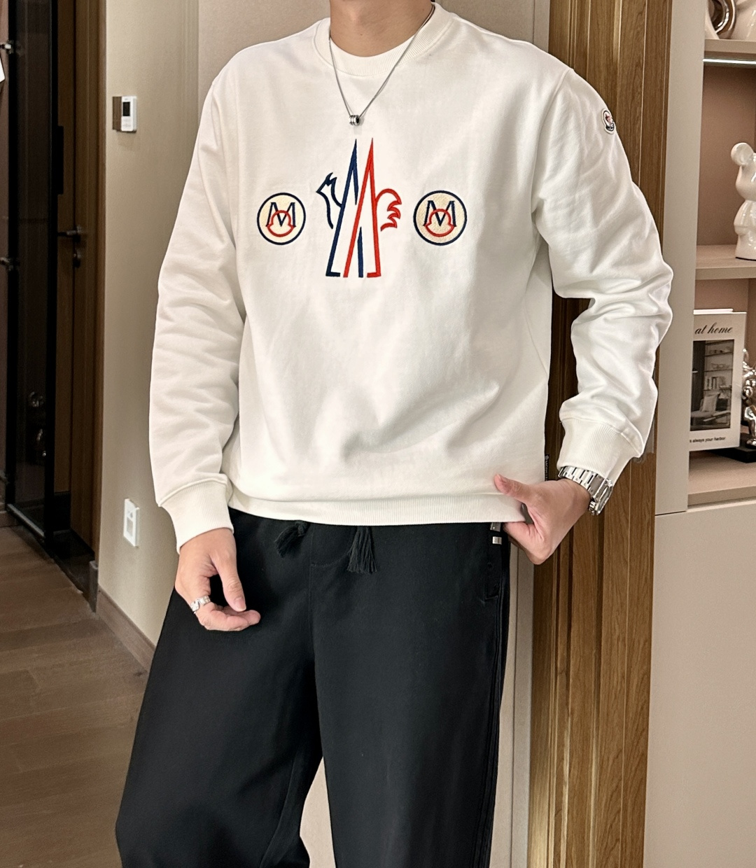 蒙口/秋冬新品 定制顶级卫衣棉,面料特别有质感,重工刺绣!冬季必备单品,保暖性好。男女通穿,细节到位,版型超赞,上身效 蒙口/秋冬新品 定制顶级卫衣棉,面料特别有质感,重工刺绣!冬季必备单品,保暖性好。男女通穿,细节到位,版型超赞,上身效