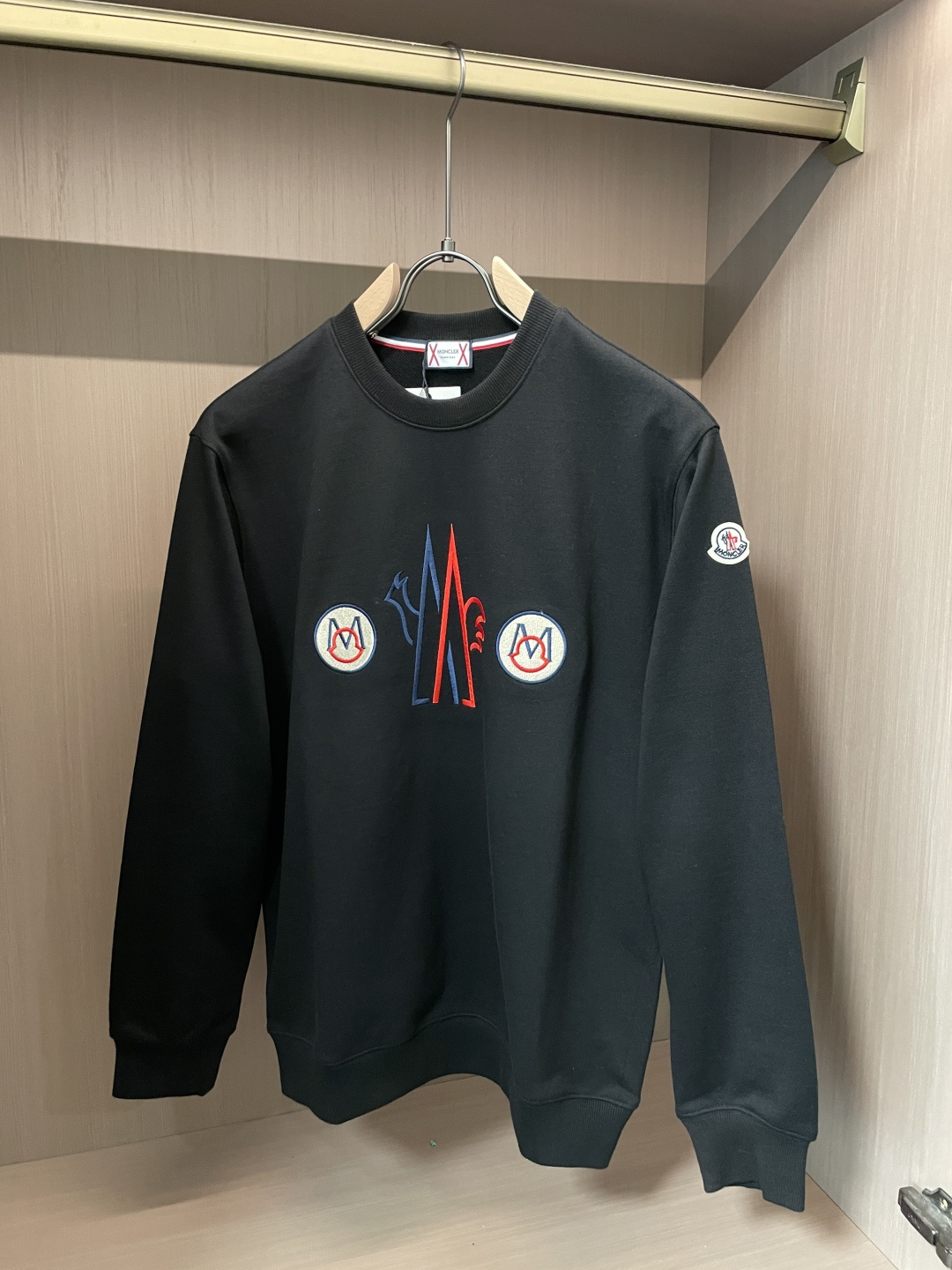 蒙口/秋冬新品 定制顶级卫衣棉,面料特别有质感,重工刺绣!冬季必备单品,保暖性好。男女通穿,细节到位,版型超赞,上身效 蒙口/秋冬新品 定制顶级卫衣棉,面料特别有质感,重工刺绣!冬季必备单品,保暖性好。男女通穿,细节到位,版型超赞,上身效