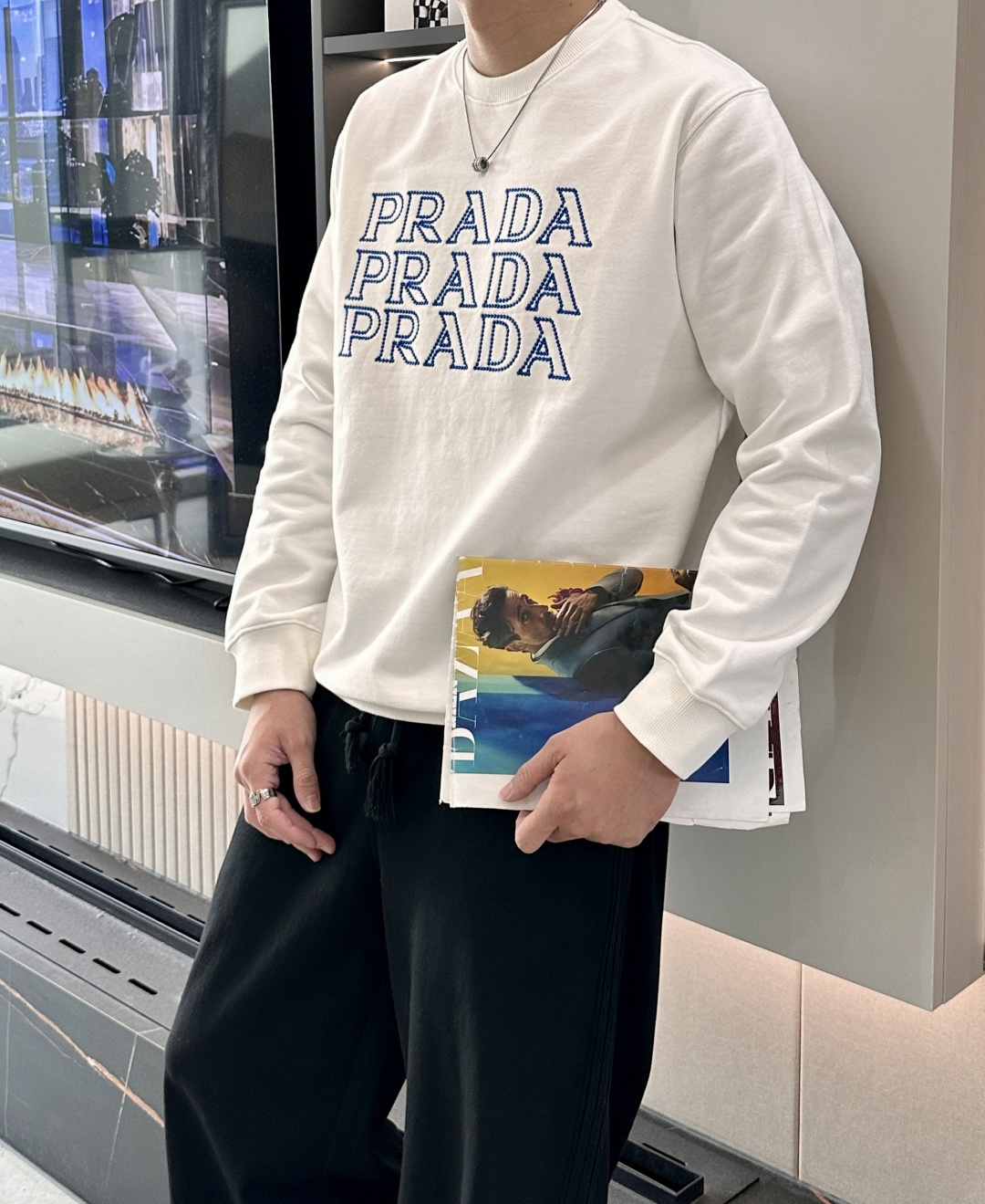 Prad/秋冬新品 定制顶级卫衣棉,面料特别有质感,重工刺绣!冬季必备单品,保暖性好。男女通穿,细节到位,版型超赞,上 Prad/秋冬新品 定制顶级卫衣棉,面料特别有质感,重工刺绣!冬季必备单品,保暖性好。男女通穿,细节到位,版型超赞,上