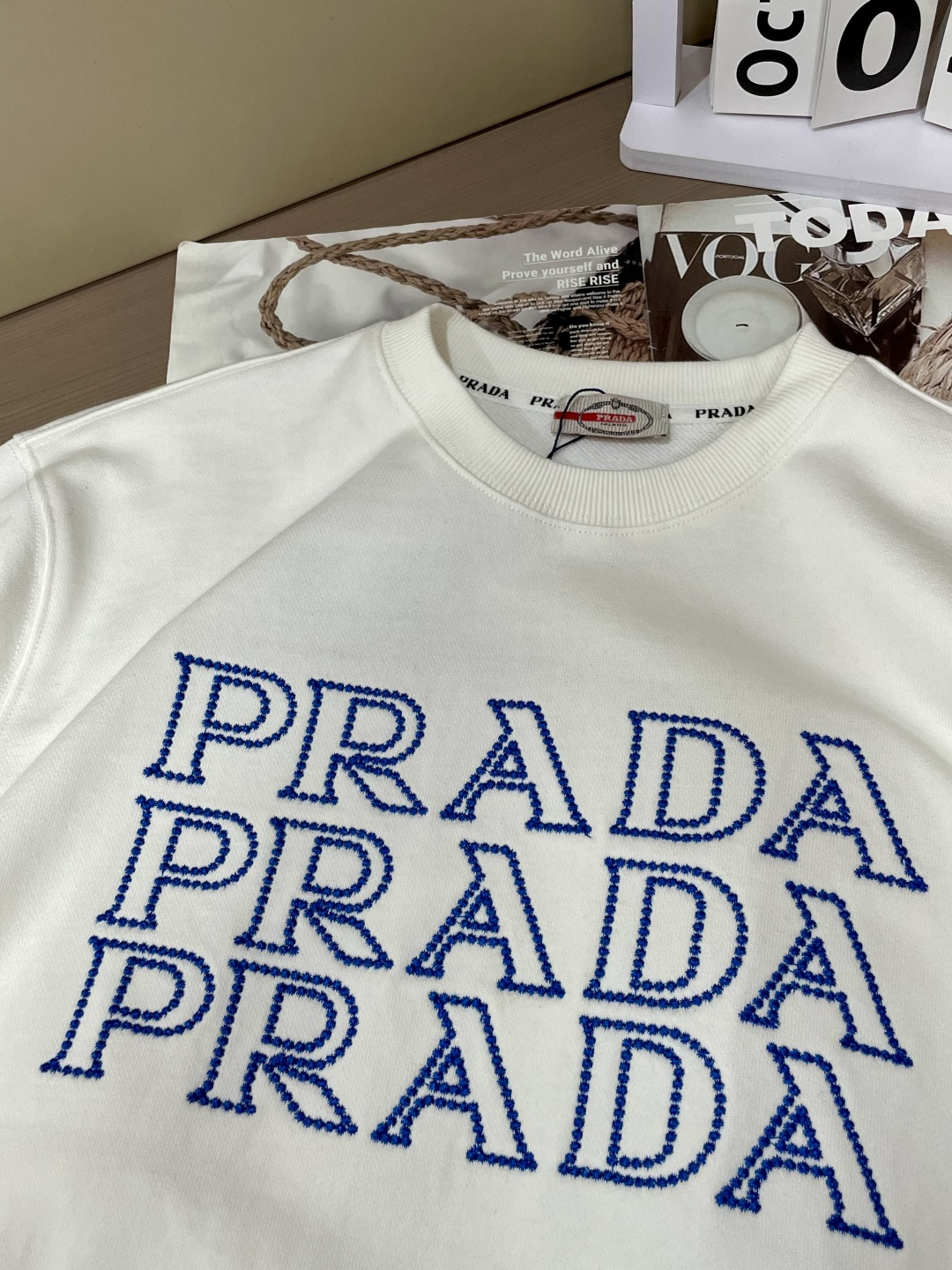 Prad/秋冬新品 定制顶级卫衣棉,面料特别有质感,重工刺绣!冬季必备单品,保暖性好。男女通穿,细节到位,版型超赞,上 Prad/秋冬新品 定制顶级卫衣棉,面料特别有质感,重工刺绣!冬季必备单品,保暖性好。男女通穿,细节到位,版型超赞,上