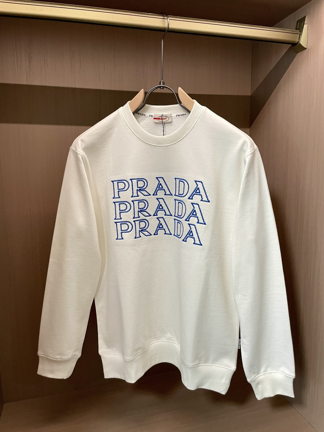 Prad/秋冬新品 定制顶级卫衣棉,面料特别有质感,重工刺绣!冬季必备单品,保暖性好。男女通穿,细节到位,版型超赞,上 Prad/秋冬新品 定制顶级卫衣棉,面料特别有质感,重工刺绣!冬季必备单品,保暖性好。男女通穿,细节到位,版型超赞,上