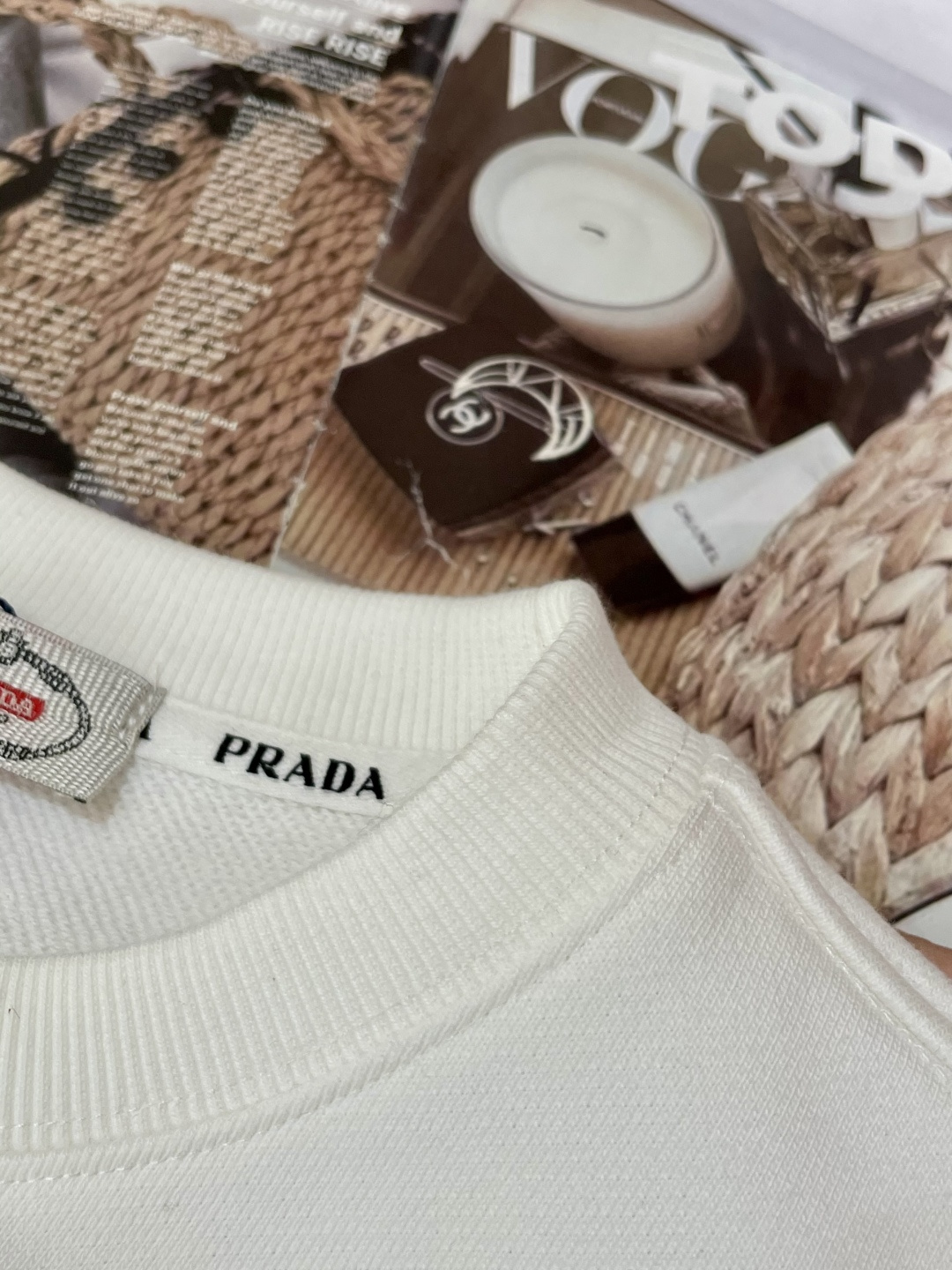 Prad/秋冬新品 定制顶级卫衣棉,面料特别有质感,重工刺绣!冬季必备单品,保暖性好。男女通穿,细节到位,版型超赞,上 Prad/秋冬新品 定制顶级卫衣棉,面料特别有质感,重工刺绣!冬季必备单品,保暖性好。男女通穿,细节到位,版型超赞,上