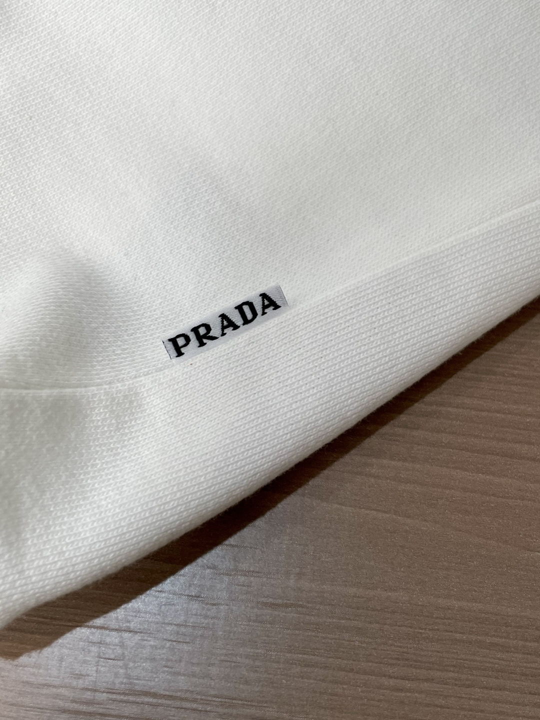 Prad/秋冬新品 定制顶级卫衣棉,面料特别有质感,重工刺绣!冬季必备单品,保暖性好。男女通穿,细节到位,版型超赞,上 Prad/秋冬新品 定制顶级卫衣棉,面料特别有质感,重工刺绣!冬季必备单品,保暖性好。男女通穿,细节到位,版型超赞,上