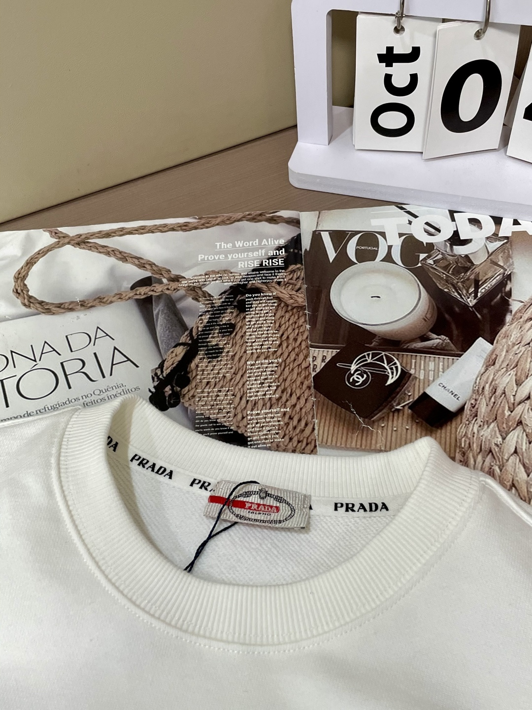 Prad/秋冬新品 定制顶级卫衣棉,面料特别有质感,重工刺绣!冬季必备单品,保暖性好。男女通穿,细节到位,版型超赞,上 Prad/秋冬新品 定制顶级卫衣棉,面料特别有质感,重工刺绣!冬季必备单品,保暖性好。男女通穿,细节到位,版型超赞,上