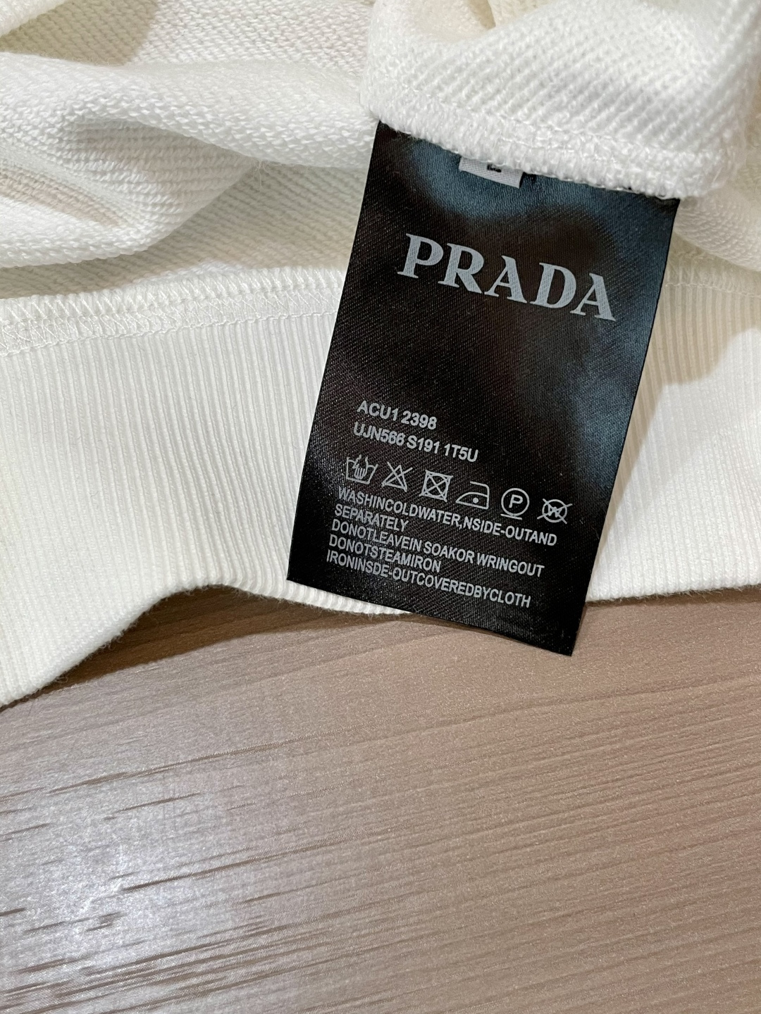Prad/秋冬新品 定制顶级卫衣棉,面料特别有质感,重工刺绣!冬季必备单品,保暖性好。男女通穿,细节到位,版型超赞,上 Prad/秋冬新品 定制顶级卫衣棉,面料特别有质感,重工刺绣!冬季必备单品,保暖性好。男女通穿,细节到位,版型超赞,上