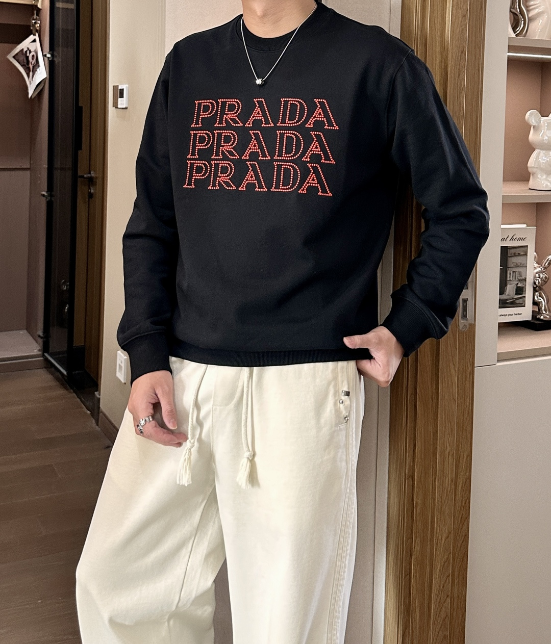 Prad/秋冬新品 定制顶级卫衣棉,面料特别有质感,重工刺绣!冬季必备单品,保暖性好。男女通穿,细节到位,版型超赞,上 Prad/秋冬新品 定制顶级卫衣棉,面料特别有质感,重工刺绣!冬季必备单品,保暖性好。男女通穿,细节到位,版型超赞,上