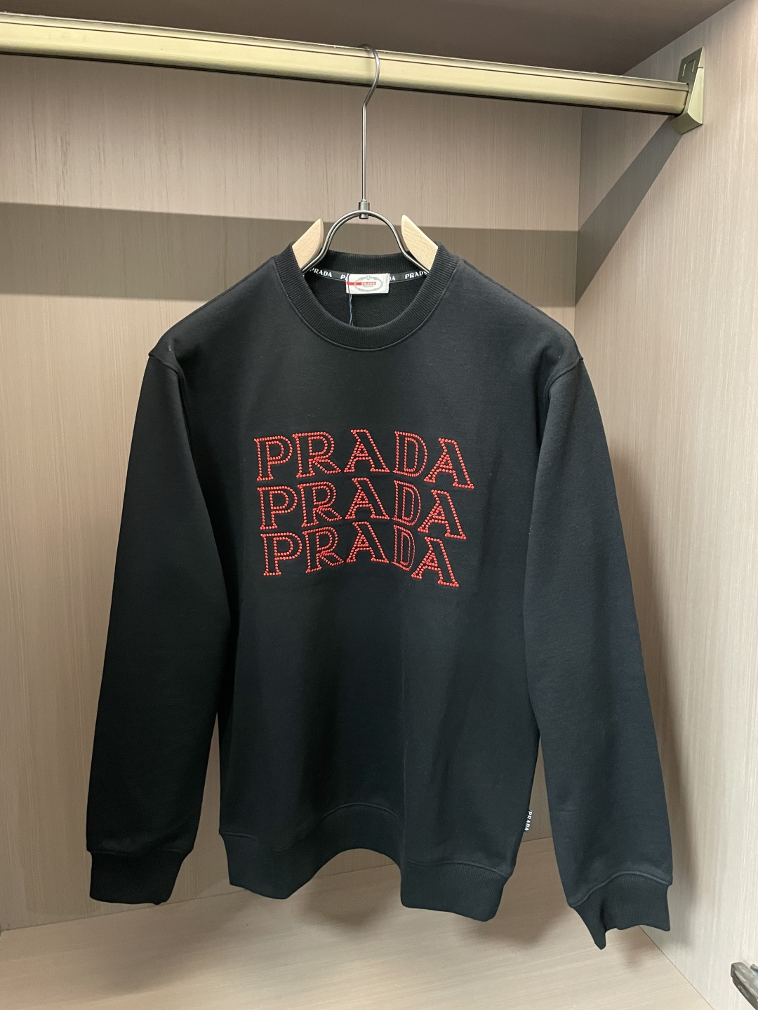 Prad/秋冬新品 定制顶级卫衣棉,面料特别有质感,重工刺绣!冬季必备单品,保暖性好。男女通穿,细节到位,版型超赞,上 Prad/秋冬新品 定制顶级卫衣棉,面料特别有质感,重工刺绣!冬季必备单品,保暖性好。男女通穿,细节到位,版型超赞,上