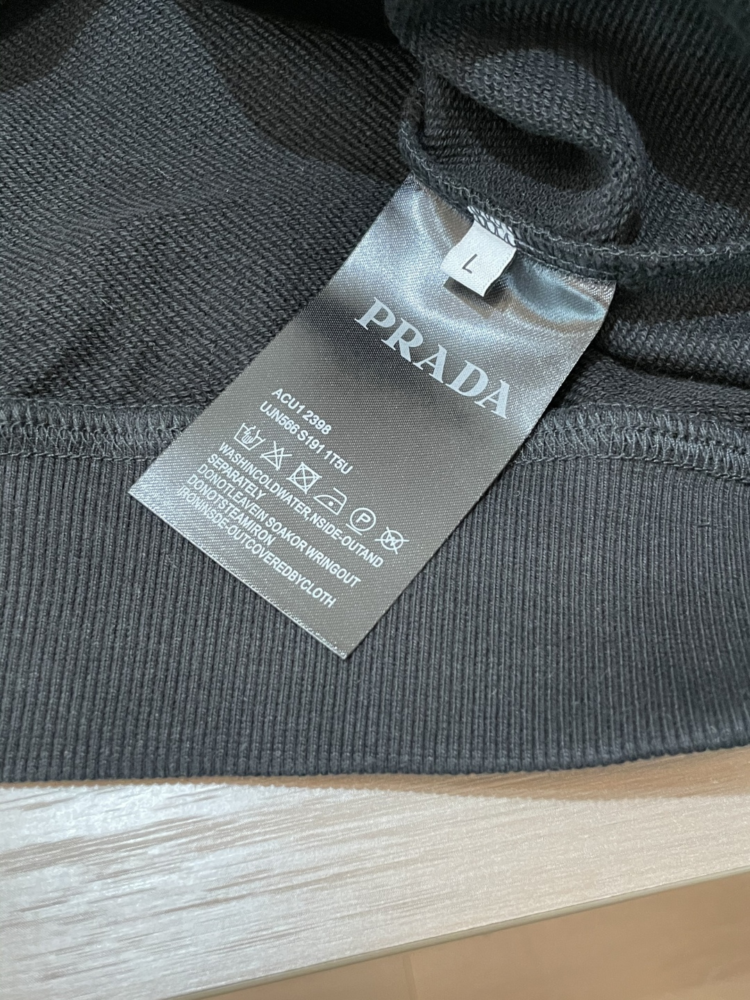 Prad/秋冬新品 定制顶级卫衣棉,面料特别有质感,重工刺绣!冬季必备单品,保暖性好。男女通穿,细节到位,版型超赞,上 Prad/秋冬新品 定制顶级卫衣棉,面料特别有质感,重工刺绣!冬季必备单品,保暖性好。男女通穿,细节到位,版型超赞,上