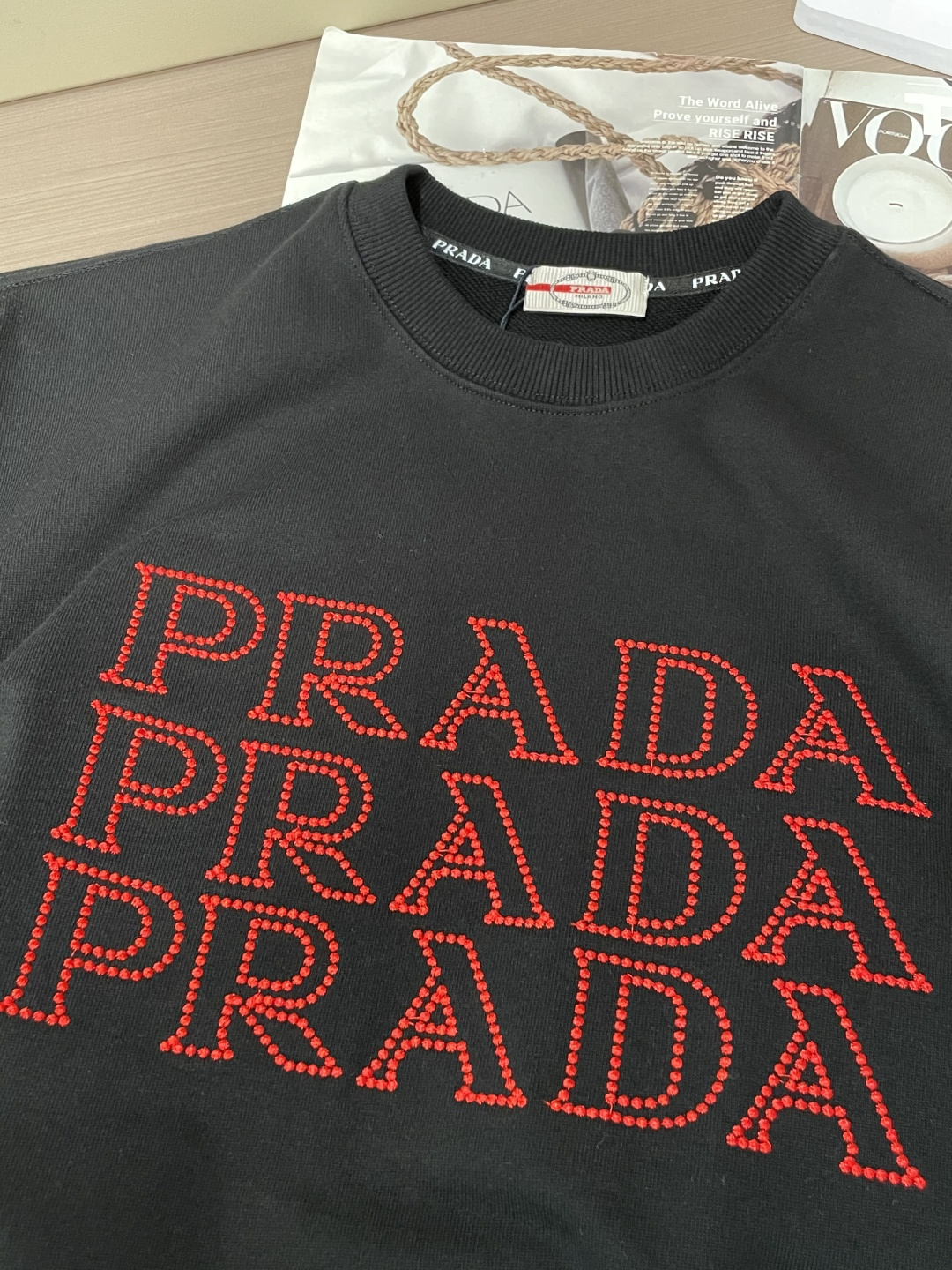 Prad/秋冬新品 定制顶级卫衣棉,面料特别有质感,重工刺绣!冬季必备单品,保暖性好。男女通穿,细节到位,版型超赞,上 Prad/秋冬新品 定制顶级卫衣棉,面料特别有质感,重工刺绣!冬季必备单品,保暖性好。男女通穿,细节到位,版型超赞,上