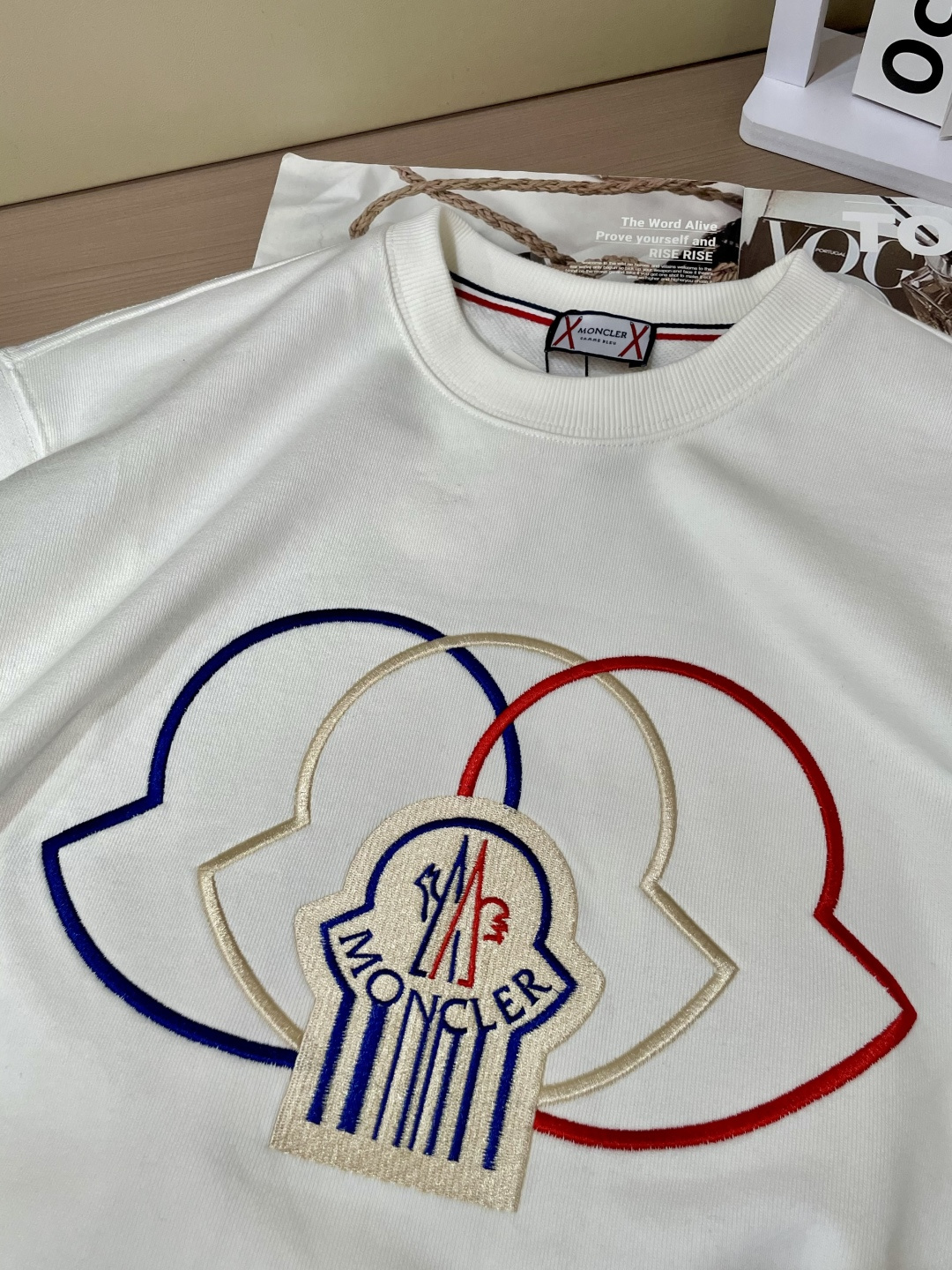 蒙口/秋冬新品 定制顶级卫衣棉,面料特别有质感,重工刺绣!冬季必备单品,保暖性好。男女通穿,细节到位,版型超赞,上身效 蒙口/秋冬新品 定制顶级卫衣棉,面料特别有质感,重工刺绣!冬季必备单品,保暖性好。男女通穿,细节到位,版型超赞,上身效