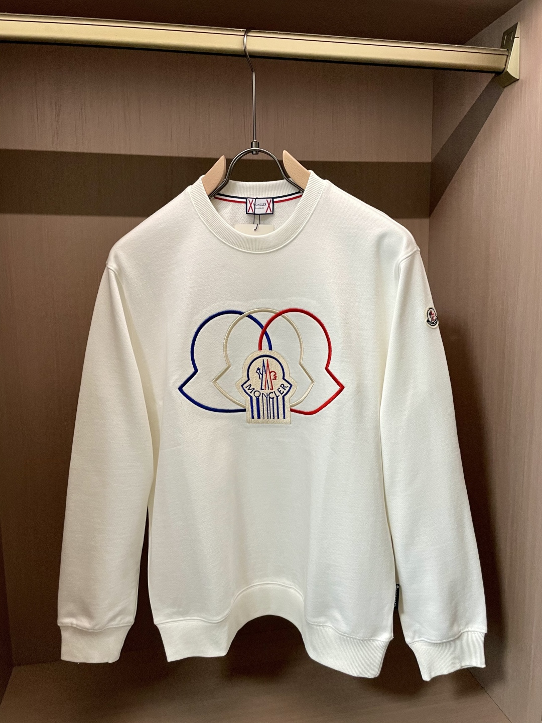 蒙口/秋冬新品 定制顶级卫衣棉,面料特别有质感,重工刺绣!冬季必备单品,保暖性好。男女通穿,细节到位,版型超赞,上身效 蒙口/秋冬新品 定制顶级卫衣棉,面料特别有质感,重工刺绣!冬季必备单品,保暖性好。男女通穿,细节到位,版型超赞,上身效