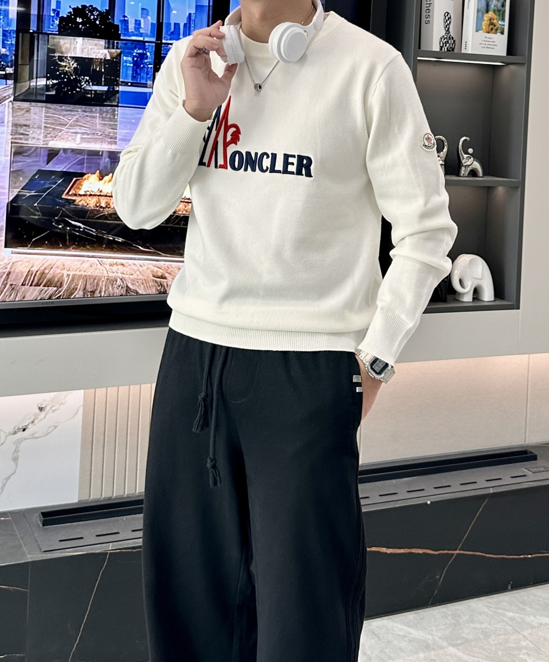 NO:573821,Mengkou 2025 Autumn and Winter, high-end customization, full of urban style, classic, simple and elegant round neck bottoming knitted sweater. Made of imported wool blended fabric, soft and delicate. A basic base is indispensable in men's wardrobe. It can be used to match various clothes anytime and anywhere to meet your daily needs. The design of the clothes is very simple, dear friends, hurry up and get it!  Size M-XXXL,,Moncler,sweaters,alexander wang19860909蒙口 2025秋冬 高级定制 都市风十足 经典简约大气圆领打底针织毛衣. 采用进口羊毛混纺面料 柔软细腻 男人的衣柜都少不了基础打底 随时随地都可以拿来搭配各种服饰 满足您日常生活需求 .衣服设计非常的简洁 , 亲们赶紧入手！ 尺码M-XXXL,,Moncler,sweaters,alexander wang,Men's clothing