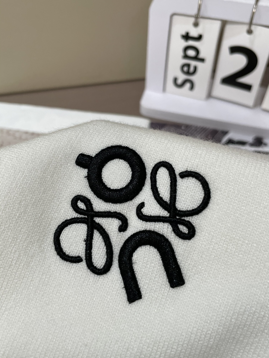 Loewe 2025秋冬 高级定制 都市风十足 经典简约大气圆领打底针织毛衣。 采用进口羊毛混纺面料 柔