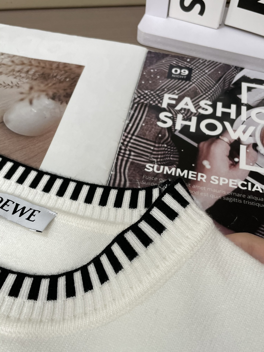 Loewe 2025秋冬 高级定制 都市风十足 经典简约大气圆领打底针织毛衣。 采用进口羊毛混纺面料 柔