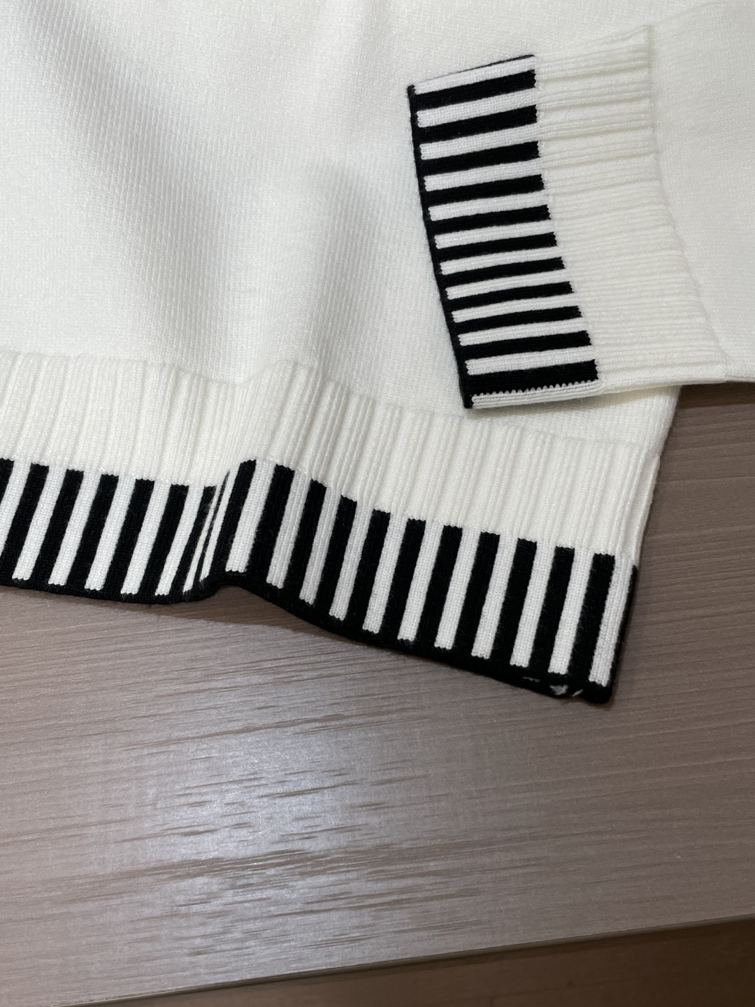 Loewe 2025秋冬 高级定制 都市风十足 经典简约大气圆领打底针织毛衣。 采用进口羊毛混纺面料 柔