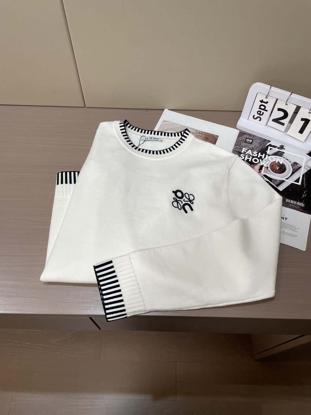 Loewe 2025秋冬 高级定制 都市风十足 经典简约大气圆领打底针织毛衣。 采用进口羊毛混纺面料 柔