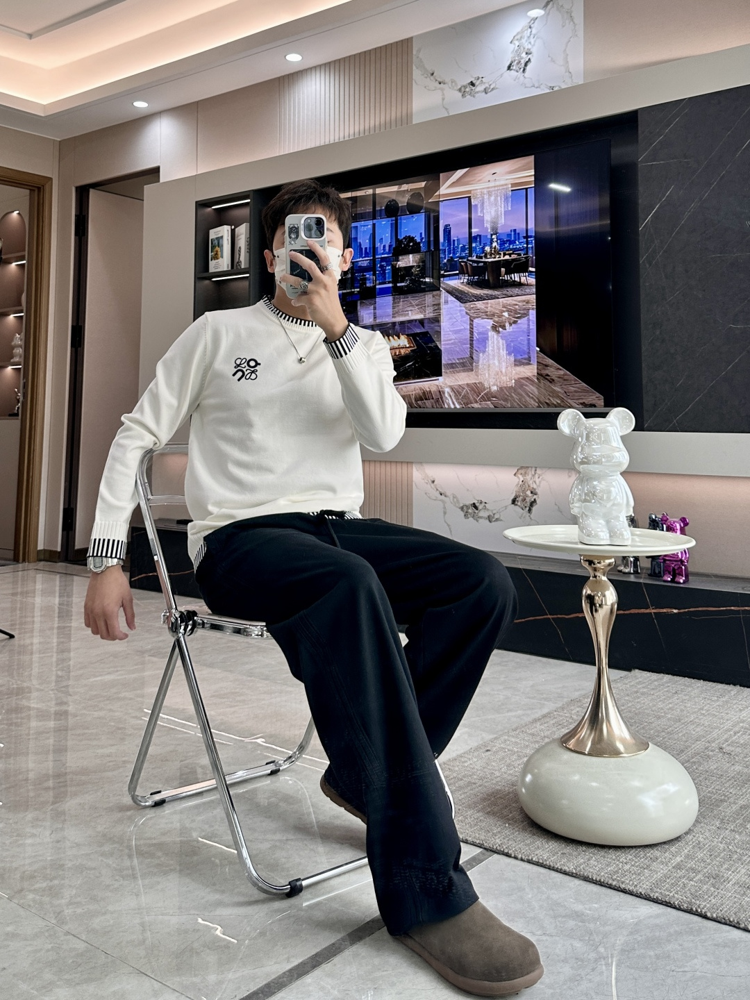 Loewe 2025秋冬 高级定制 都市风十足 经典简约大气圆领打底针织毛衣。 采用进口羊毛混纺面料 柔