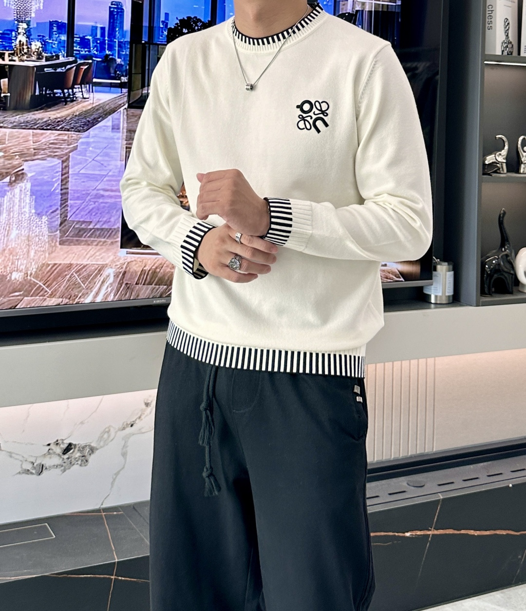 Loewe 2025秋冬 高级定制 都市风十足 经典简约大气圆领打底针织毛衣。 采用进口羊毛混纺面料 柔