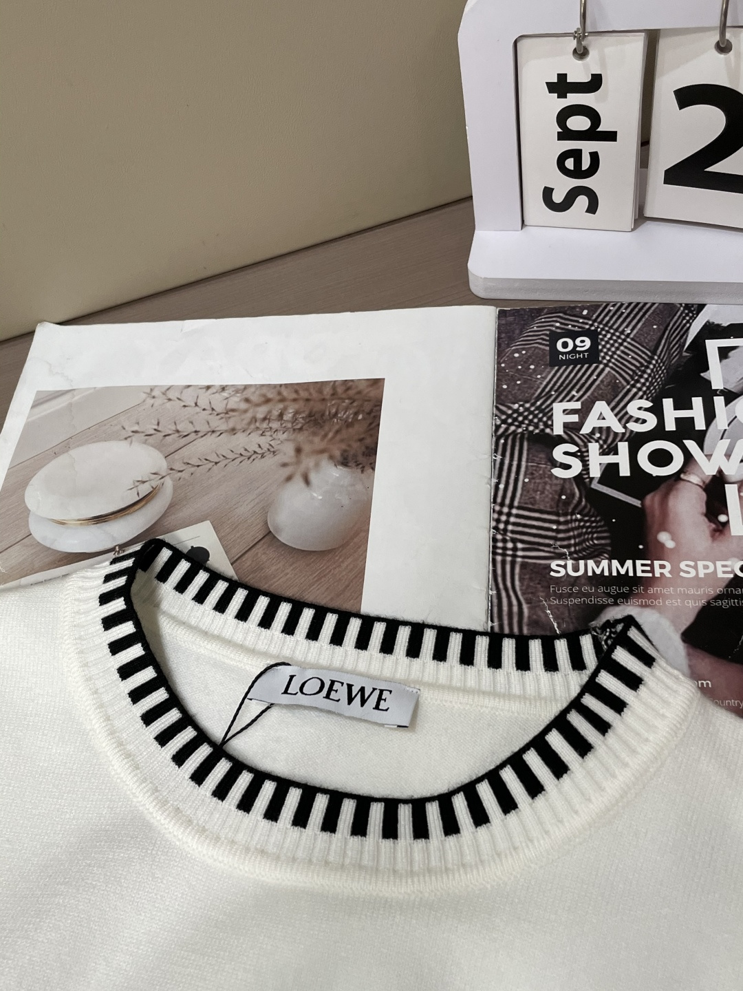 Loewe 2025秋冬 高级定制 都市风十足 经典简约大气圆领打底针织毛衣。 采用进口羊毛混纺面料 柔