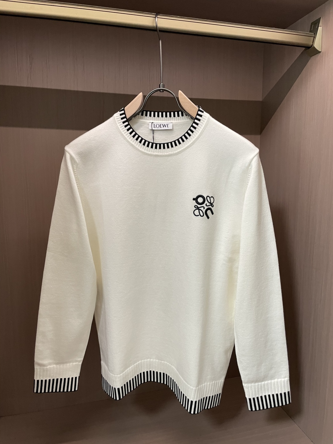 Loewe 2025秋冬 高级定制 都市风十足 经典简约大气圆领打底针织毛衣。 采用进口羊毛混纺面料 柔