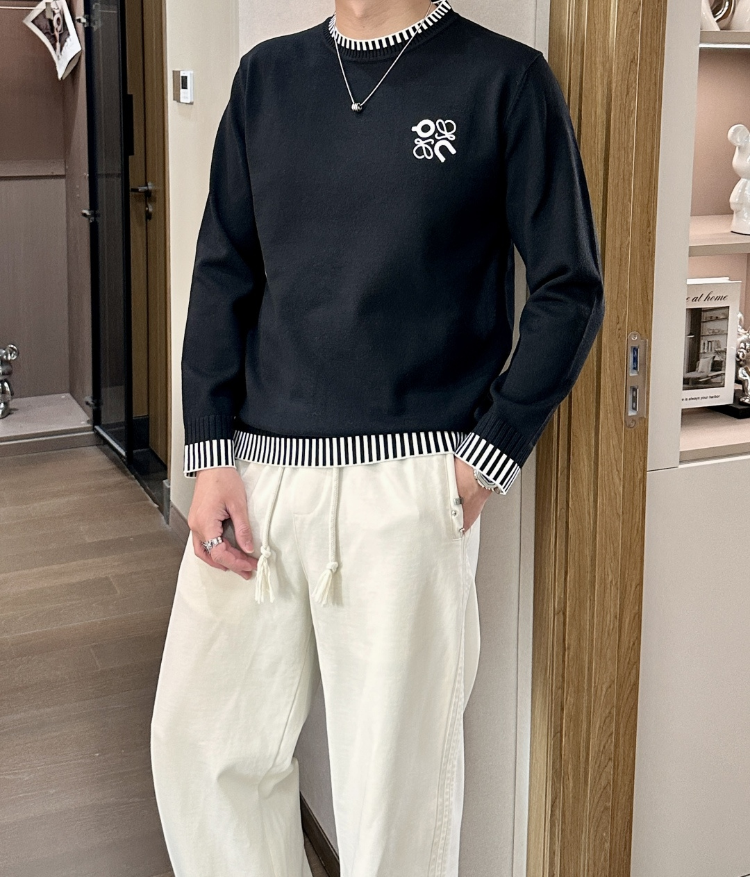 Loewe 2025秋冬 高级定制 都市风十足 经典简约大气圆领打底针织毛衣。 采用进口羊毛混纺面料 柔