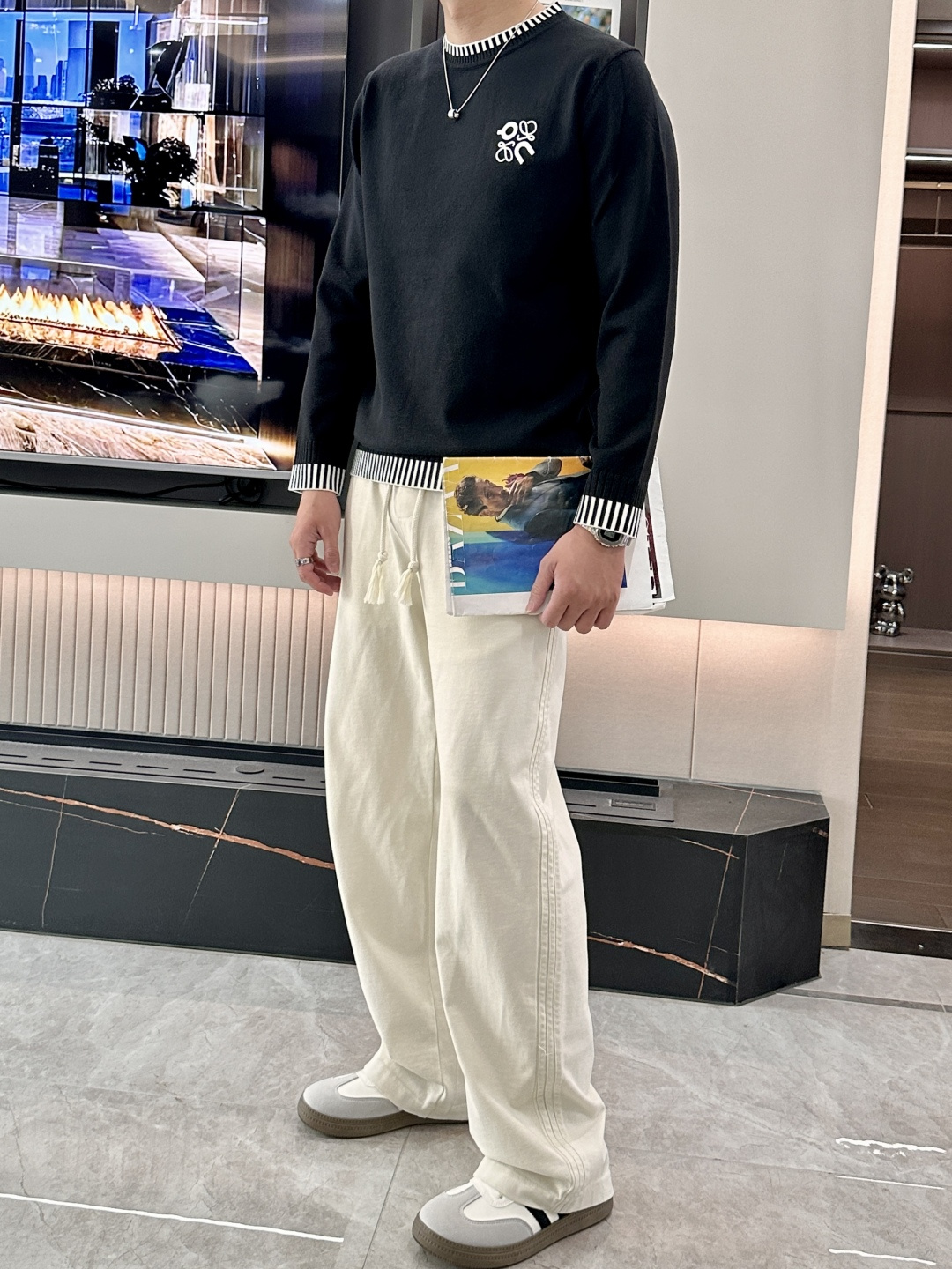 Loewe 2025秋冬 高级定制 都市风十足 经典简约大气圆领打底针织毛衣。 采用进口羊毛混纺面料 柔