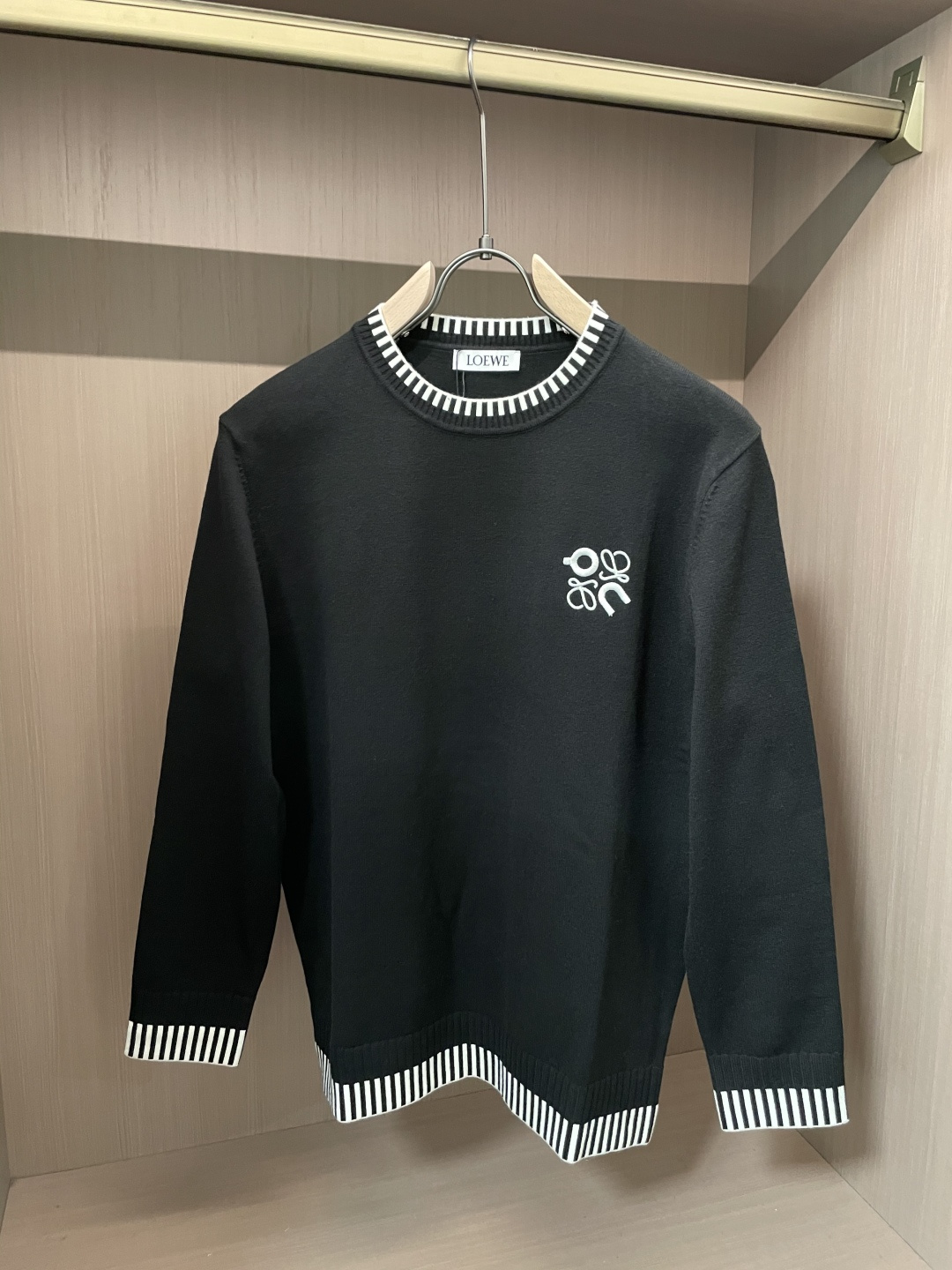 Loewe 2025秋冬 高级定制 都市风十足 经典简约大气圆领打底针织毛衣。 采用进口羊毛混纺面料 柔
