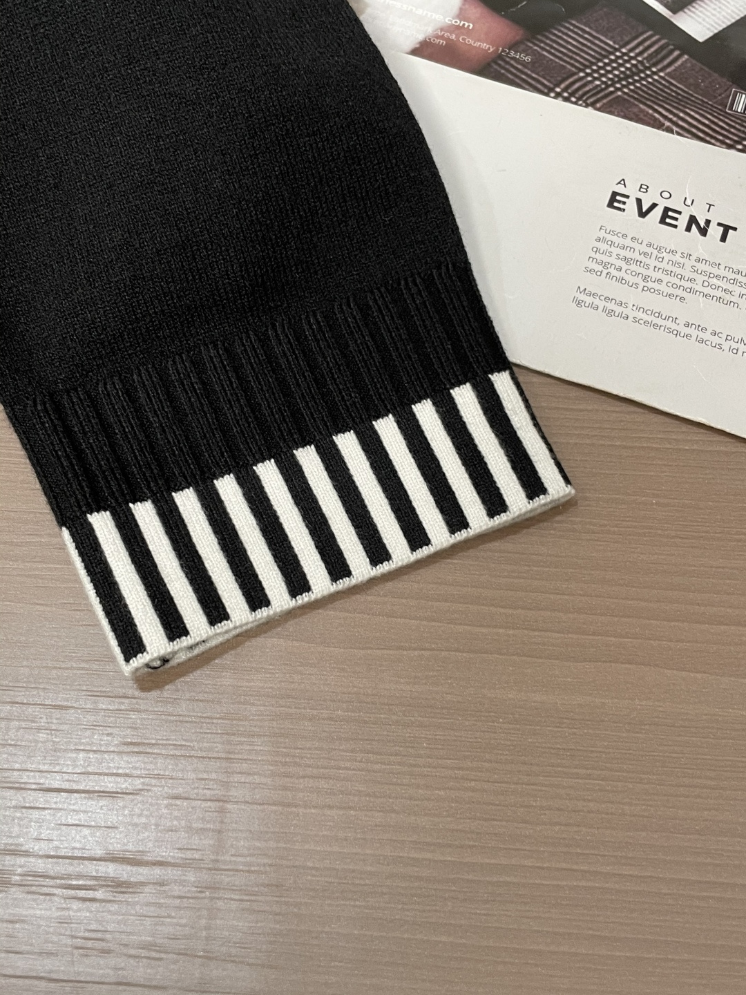 Loewe 2025秋冬 高级定制 都市风十足 经典简约大气圆领打底针织毛衣。 采用进口羊毛混纺面料 柔