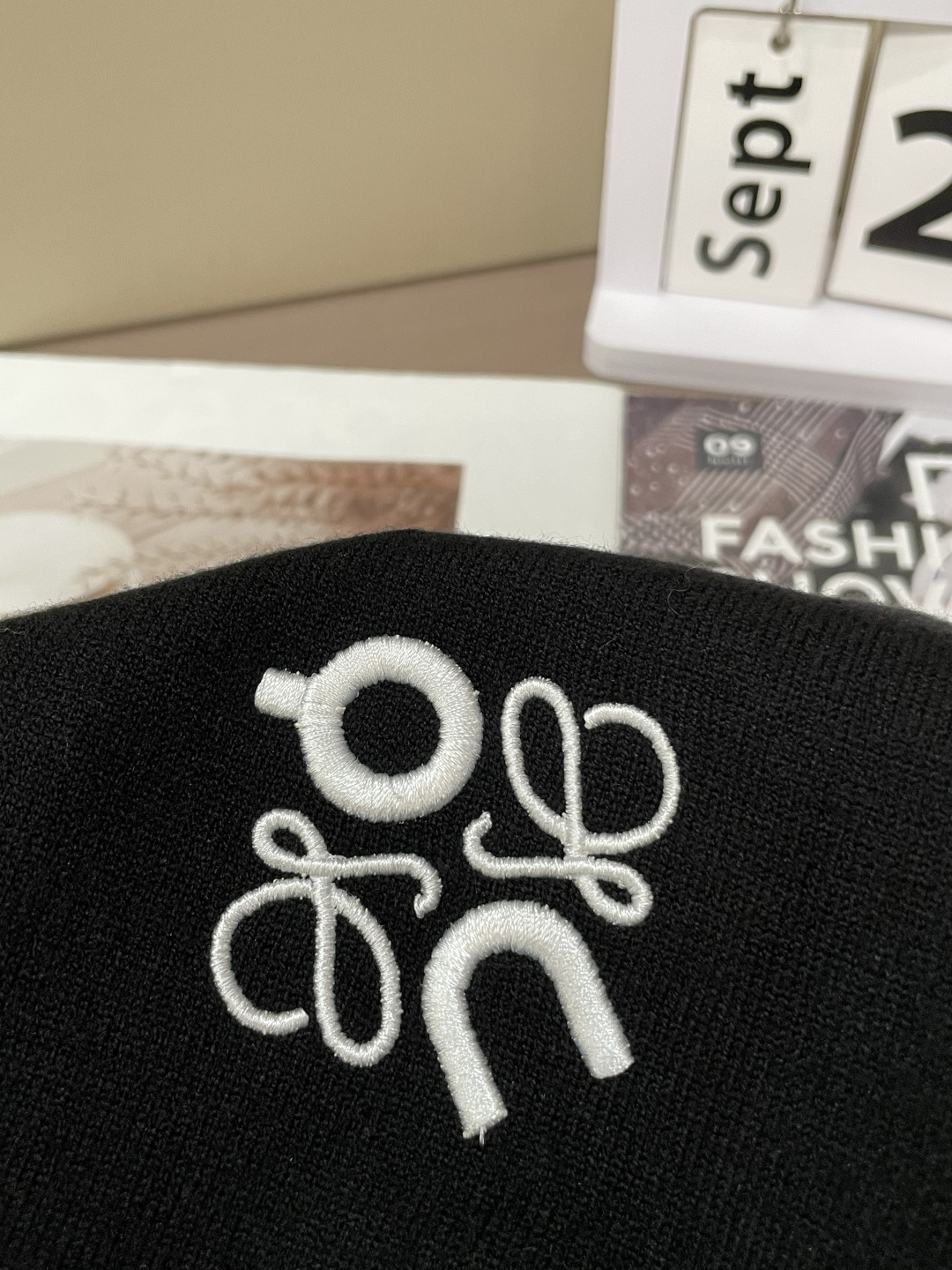 Loewe 2025秋冬 高级定制 都市风十足 经典简约大气圆领打底针织毛衣。 采用进口羊毛混纺面料 柔