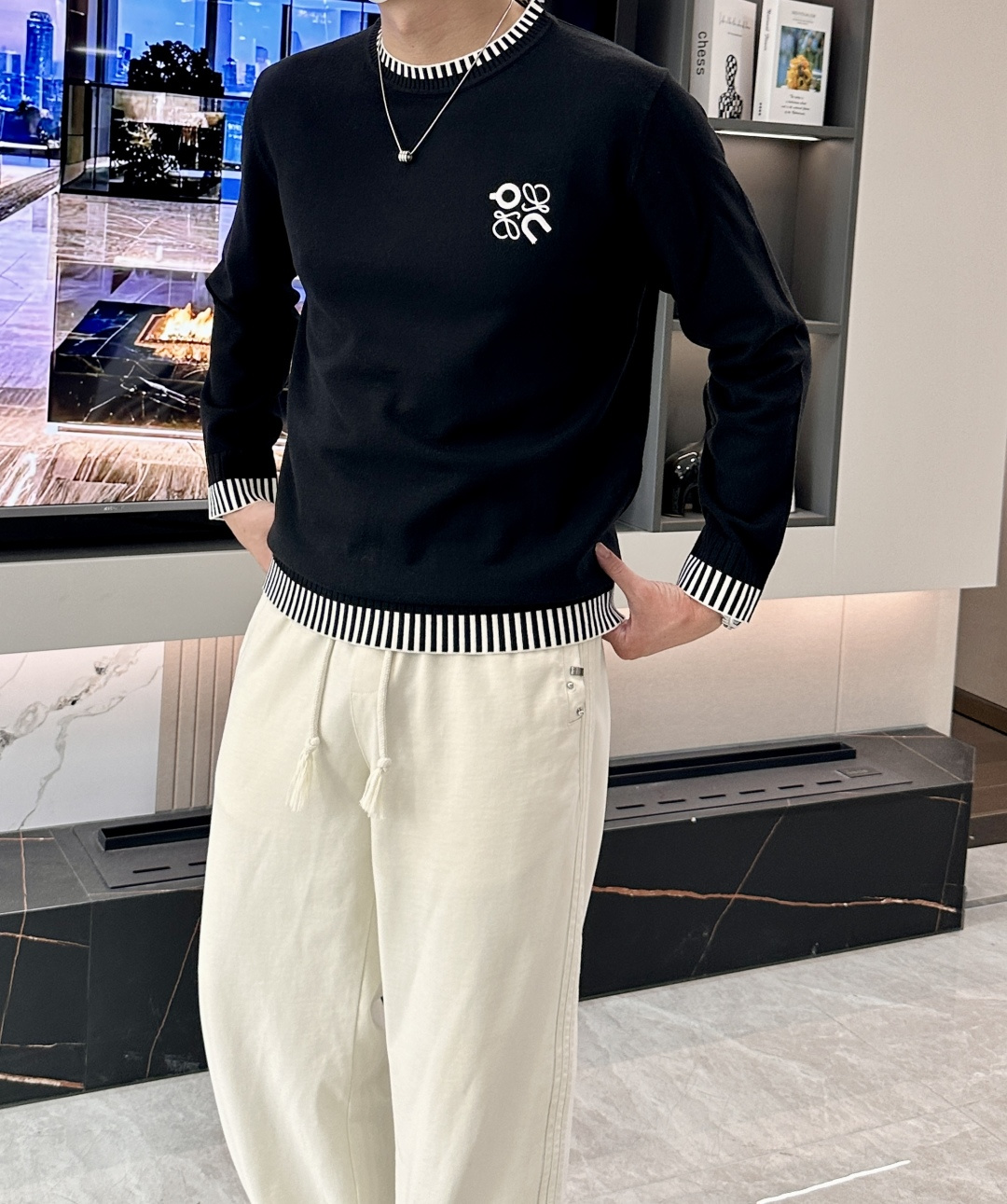 NO:573798,Loewe 2025 autumn and winter advanced customization, full of urban style, classic, simple and elegant round neck base knitted sweater. Made of imported wool blended fabric, soft and delicate. A basic base base is indispensable in men's wardrobe. It can be used to match various clothes anytime and anywhere to meet your daily needs. The design of the clothes is very simple, dear friends, hurry up and get it!  Size M-XXXL,,loewe,sweaters,alexander wang19860909Loewe 2025秋冬 高级定制 都市风十足 经典简约大气圆领打底针织毛衣. 采用进口羊毛混纺面料 柔软细腻 男人的衣柜都少不了基础打底 随时随地都可以拿来搭配各种服饰 满足您日常生活需求 .衣服设计非常的简洁 , 亲们赶紧入手！ 尺码M-XXXL,,loewe,sweaters,alexander wang,Men's clothing